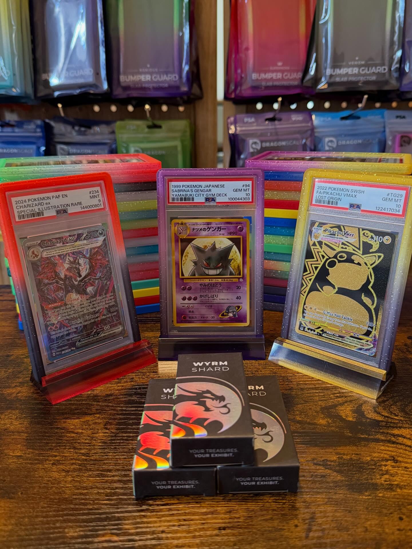 Look what just came in: the beautiful new wyrmshard slab guard stands from @dragonscalesupplies! Absolutely gorgeous and such a fun way to show off the PC slabs. Come check them out in person this Saturday March 28th and Sunday March 29th at the Cardboard Echange Expo hosted by @thecardboardexchangetcg.
#dragonscalesupplies #pokemoncollector #psacard #vendorlife #tcgcollector