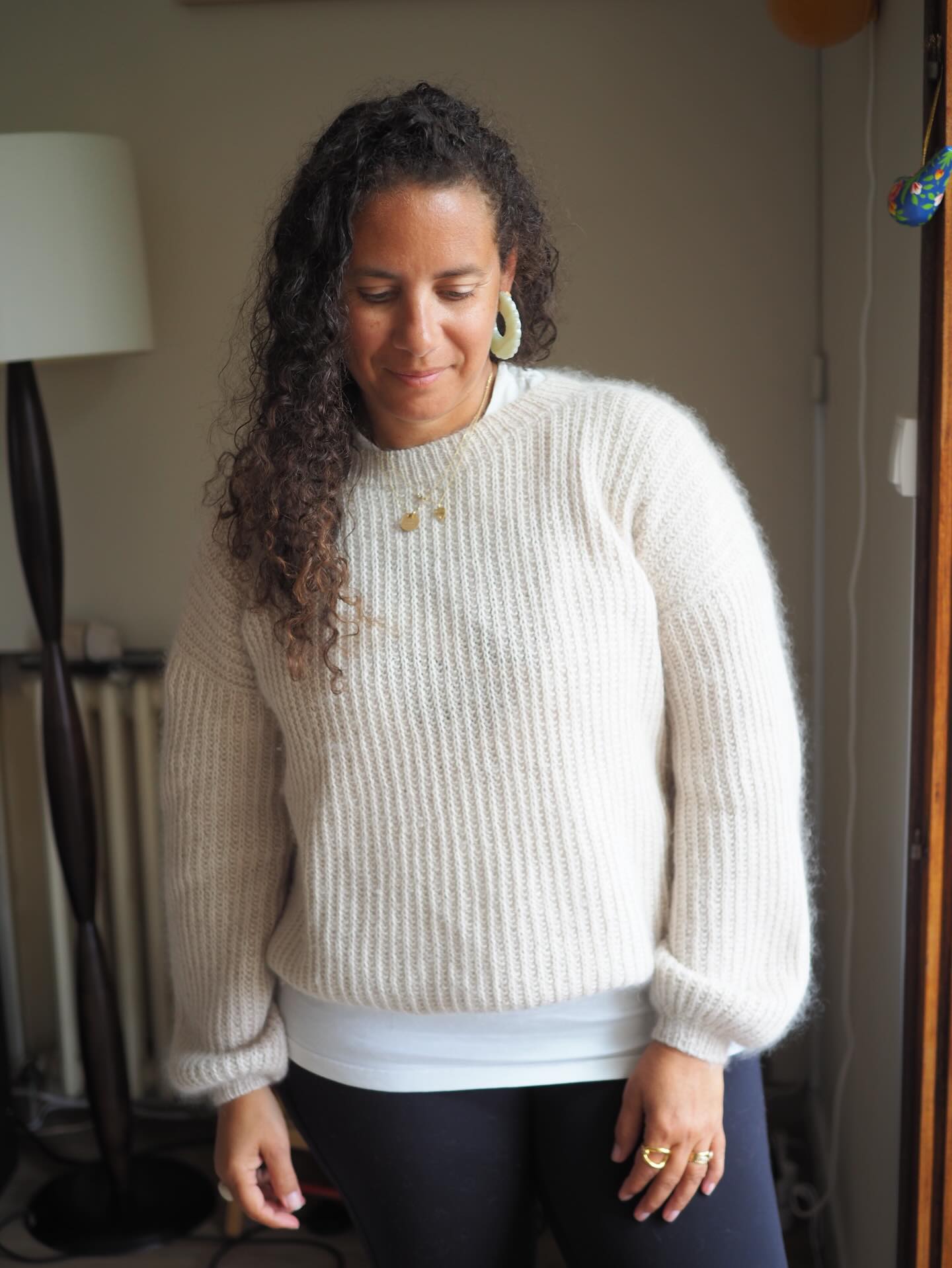 Lundi pluvieux et après le changement d’heure … tenue de la flemme 😅
Mon pull BRUNE tout en demi côtes anglaises se prête très bien à une tenue doudou.
J’ai tout même assorti mes chaussettes à mon tricot. 😁
🌷 Retrouvez La Fiche tricot en 9 tailles en français et en anglais sur Ravelry et www.AtelierEmilie.com
Fils . @lainamouree
__________________________________
#atelieremiliedesigns #pullbrune
Tricot Knit knitting tricot