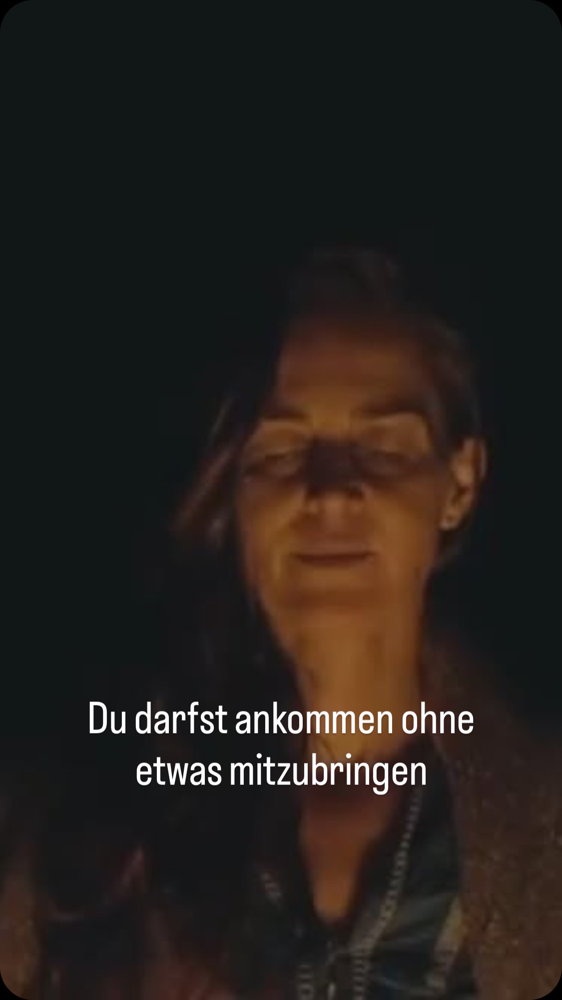 Du darfst kommen - ohne etwas mitzubringen
Du darfst zu diesem Yoga-Retreat kommen, ohne etwas mitbringen zu müssen - außer dich selbst.
Du musst nicht besonders beweglich sein, nicht erfahren in Meditation, nicht innerlich sortiert oder vollkommen im Gleichgewicht. Du musst keine spirituelle Sprache sprechen, keine Antworten haben, keine strahlende Gelassenheit ausstrahlen. All das ist keine Voraussetzung. Dieses Retreat ist kein Ort, an dem du etwas beweisen sollst. Es ist ein Raum, in dem du ablegen darfst.
Vielleicht reist du mit einem vollen Kopf an, mit einem Herzen, das müde ist, oder mit einer Sehnsucht, die du selbst noch nicht ganz greifen kannst. Vielleicht trägst du Stress auf deinen Schultern, Unruhe in deinem Bauch oder Fragen in dir, aud die du schon lange keine klare Antwort gefunden hast. Du darfst all das mitbringen - und gleichzeitig nichts davon vorbereiten oder erklären müssen.
Hier geht es nicht darum, eine bessere Version deiner selbst zu erschaffen. Es geht darum, dir zu erlauben, wieder bei dir anzukommen. In jeder Yogaeinheit, in jeder Atemübung, in jeder stellen Minute entsteht Raum, in dem du nichts leisten musst.
Du darfst kommen ohne Erwartungen an dich selbst. Ohne Druck, "es richtig zu machen". Ohne das Gefühl, mithalten zu müssen. Yoga bedeutet Verbindung - und diese Verbindung beginnt nicht in Perfektion, sondern mit Ehrlichkeit.
Vielleicht ist das größte Geschenk dieses Retreats nicht eine neue Technik oder eine besondere Erkenntnis, sondern die Erfahrung, dass du nichts hinzufügen musst, um wertvoll zu sein.
Du darfst kommen - ohne etwas mitzubringen. Und vielleicht wirst du mit dem Gefühl gehen, wieder ein Stück mehr bei dir selbst angekommen zu sein. 💜
#yogaretreattenerife #selfcare #mentalhealth