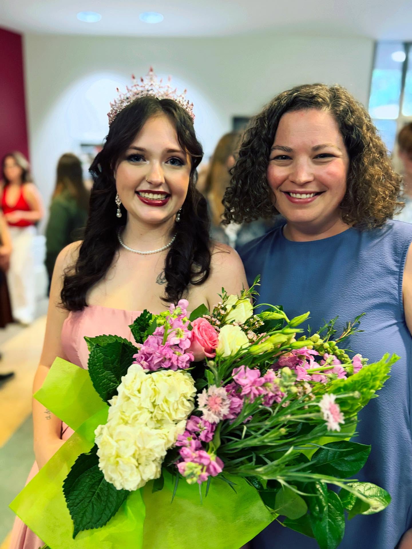 Congratulations to @shelbymiller595 on a beautiful recital! It is so tough to start with a new teacher junior year; I’m so proud of the work we’ve done together. Your emotional storytelling was exquisite, and you gave us so many colors with your vocal choices.
You and @daniv3rg created such a dynamic and varied program! I’m looking forward to seeing your next steps in your musical journeys.
@ugamusictherapy @ugavoice
#JuniorRecital #GoDawgs #MusicTherapists