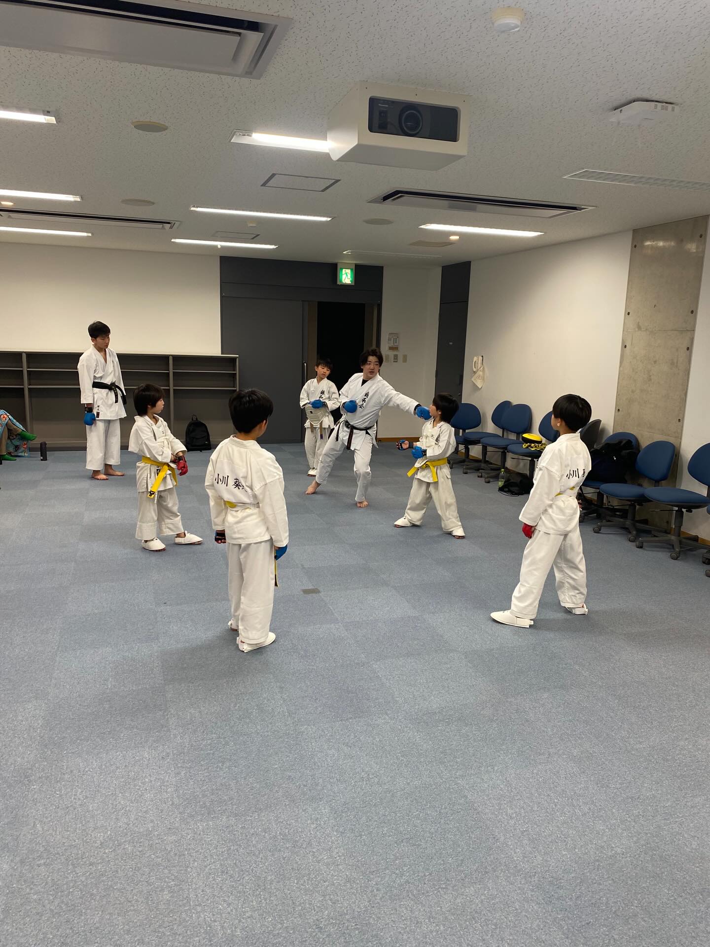 本日稽古。
火曜日まではサエスタ。
ふた部屋借りれたので形チームと組手チームに分かれて稽古。
大人は審査に向けて形の分解を覚えました。
中学生は団体形の稽古。
イメージ作りの為、動画を参考にしています。
それぞれ目標をたてて稽古しましょうね。
#伝統派
#空手道場
#空手
#和気町
#瀬戸町
錬和会
岡山市東区
赤磐市
瀬戸中学校
佐伯小学校
道場生募集
無料体験