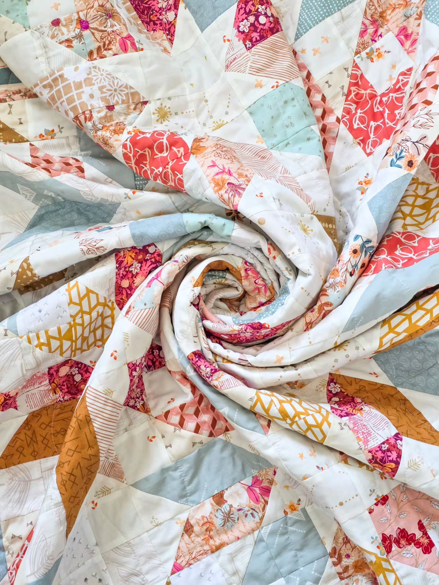 I don't usually make scrappy quilts, but whenever I do, I rethink my whole life and that maybe I should be using ALL THE PRINTS in my quilts instead of usually using only solids.
There's just something about using prints that makes a quilt feel especially cozy to me. This one was made mostly with @sharonhollanddesigns's Bookish collection and I can just imagine curling up under it with a good book 🤍
Pattern: Same Sky by @modernlymorgan
Fabric: @artgalleryfabrics @sharonhollanddesigns Bookish collection