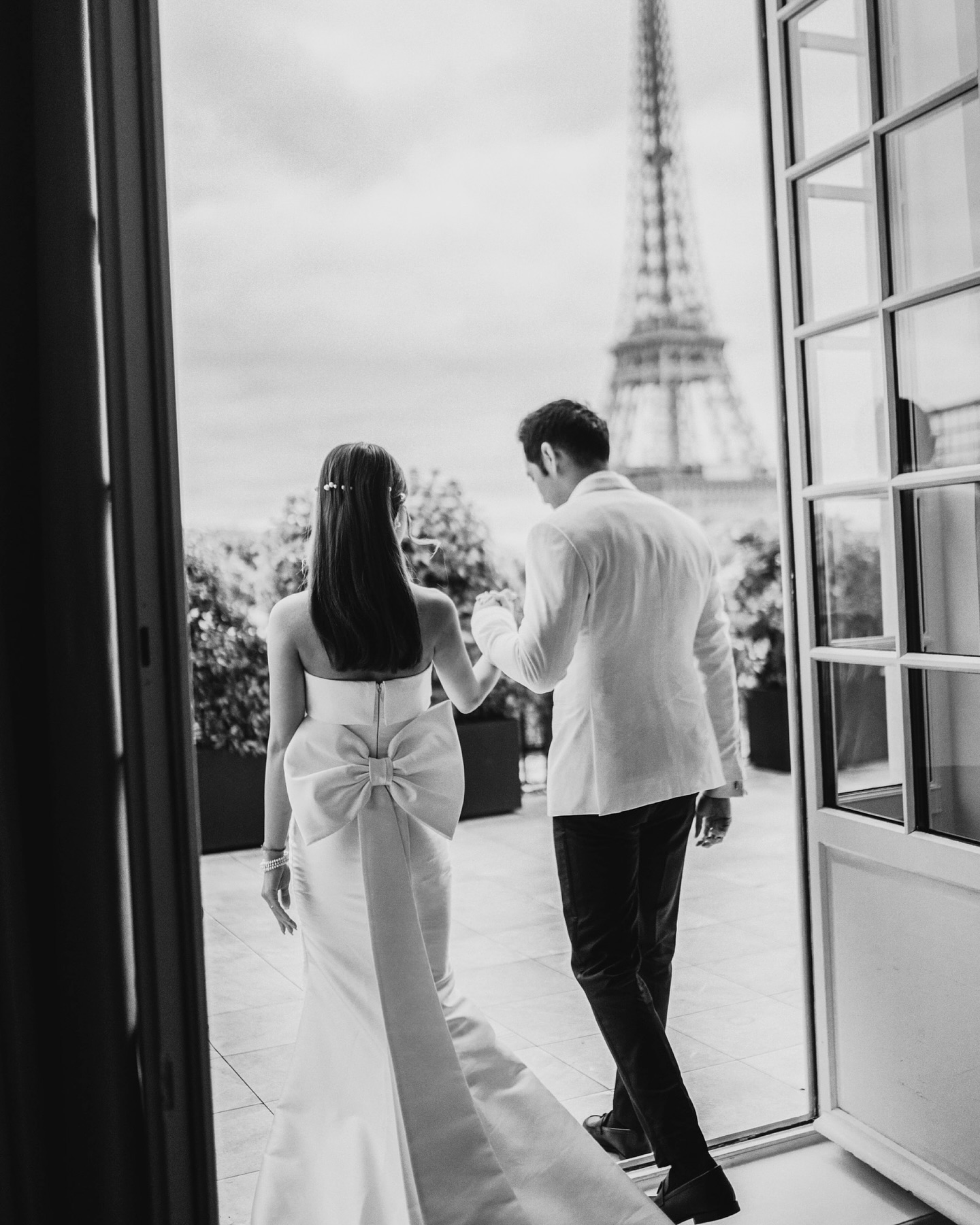 Jean & Bobby’s wedding was a perfect mix of rich traditions and modern elegance, from a traditional tea ceremony and Cambodian rituals to a chic reception in the heart of Paris. 🌿💍
What makes a wedding in Paris unforgettable?
• The perfect mix of romance, culture, and style in the city of love
• Iconic backdrops like the Eiffel Tower and grand Parisian venues @shangrilaparis
• Stunning couture designs with intricate details @marieebridal
• Flawless makeup and elegant hairstyles that embrace Parisian minimalism @xingmaquillage
• Effortless chic that blends romance and sophistication
• All’s for: @chinghan_jean & @ohla_luxury
.
.
.
.
.
#pariswedding #reportageweddingphotography #weddingparis #parisweddingphotographer #weddinginparis #photographedemariage #intimateweddingphotographer #weddingmagic #uniquewedding #weddingbride #bridalphotography #artweddingphotography #luxurywedding #weddingoftheday #weddingdocumentary #francewedding #destinationweddingfrance #documentaryweddings #franceweddingphotographer #weddinginfrance #shangrilapariswedding #shangrilaparis #blackandwhitephotography