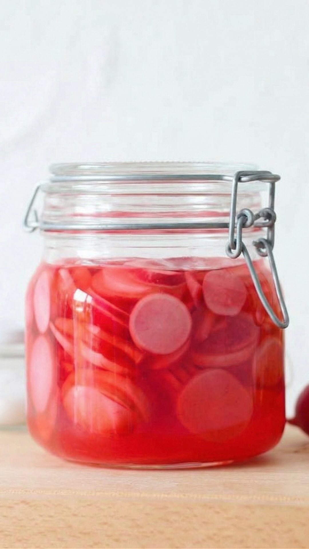 Fermentované
Priniesli ste si dnes z trhu poriadnu hromadu čerstvých, chrumkavých reďkoviek? Ak premýšľate, ako ich využiť , máme pre vás tip, ktorý im dodá úplne nový chuťový rozmer.
Odpoveďou je fermentácia. Vo videu vám ukážeme, aké je to jednoduché!
Ako na to?
Reďkovky očistite a nakrájajte na kolieska alebo polovičky.
Čistý zaváraninový pohár položte na váhu, tú vynulujte a naplňte pohár reďkovkami.
Reďkovky v pohári zalejte čistou studenou vodou. Celkovú hmotnosť (reďkovky + voda) vydeľte 100 a vynásobte 3. Výsledkom je presné množstvo gramov soli, ktoré musíte do pohára pridať.
Príklad: Ak váha ukazuje 500 g, pridáte 15 g soli.
Reďkovky musia byť úplne ponorené pod hladinou, aby sa k nim nedostal vzduch.
Pohár nechajte stáť pri izbovej teplote mimo priameho slnečného svetla.
Každý deň pohár na moment otvorte a opäť uzavrite – takto bezpečne vypustíte nahromadené plyny.
Po 5 – 7 dňoch dosiahnu tú správnu „kvasákovú“ chuť a nálev získa nádhernú sýtoružovú farbu.
Priebežne ochutnávajte. Akonáhle ste s chuťou spokojní, presuňte pohár do chladničky. Chlad proces fermentácie výrazne spomalí a reďkovky vám takto vydržia pokojne aj 2 – 3 mesiace (ak ich dovtedy nezjete!).
Prečo to vyskúšať?
Výsledok je krásne kyslastý, reďkovky zostanú neskutočne chrumkavé a vaše trávenie sa vám za túto dávku probiotík poďakuje.
#dreamfarm #redishes #fermentation