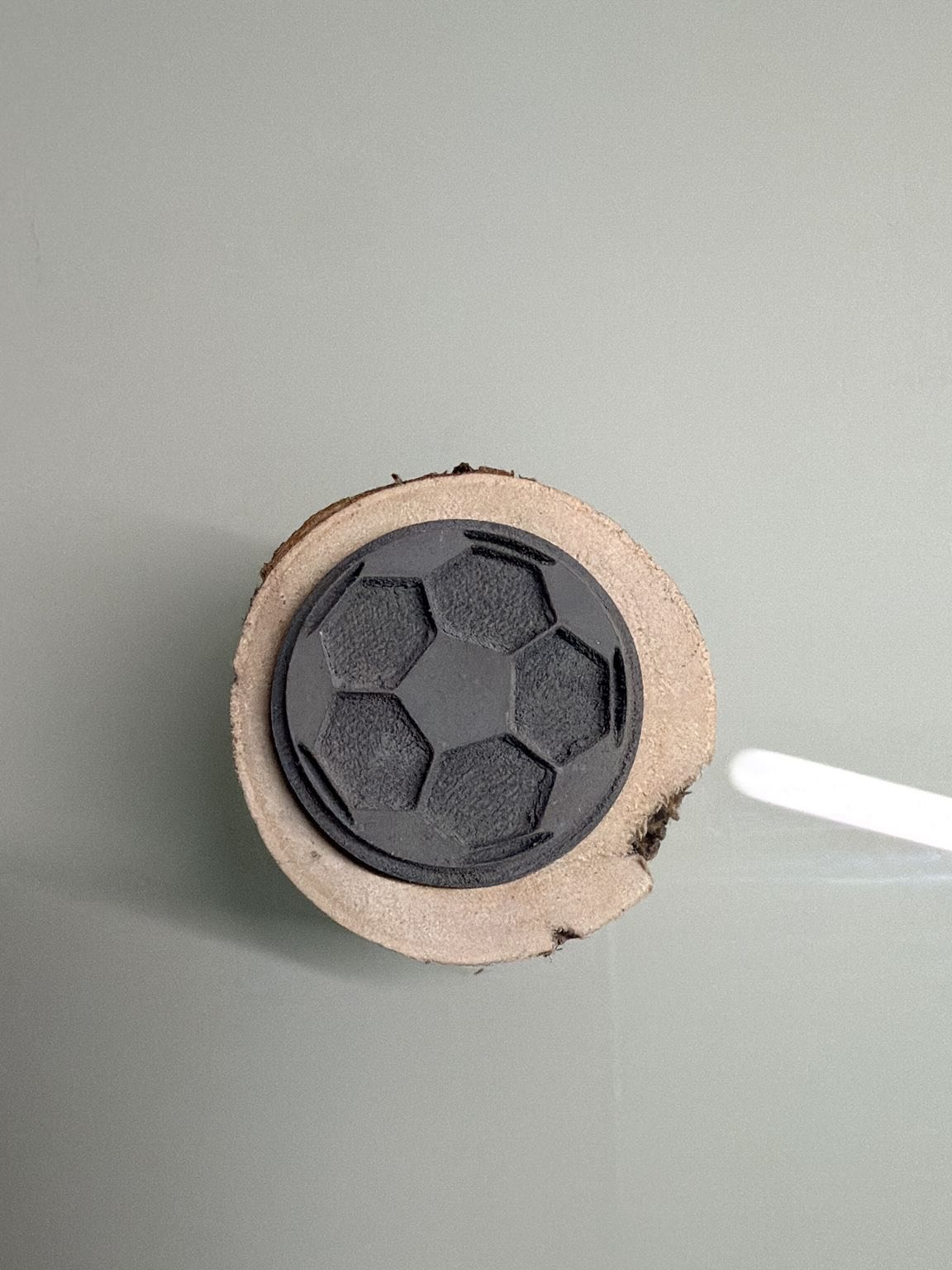 Natur trifft Kreativität.
Rhiistempel
🪵⚽
Dieses Stück Schwemmholz aus dem Rhein 🇨🇭hat eine neue Geschichte bekommen:
Ein handgemachter Stempel in Form eines Fussball
Cooler Kundenauftrag ⚽️, danke vielmals ❣️
#rhiistempel #stempelkunst #schwemmholz #rheinliebe #handgemacht kunsthandwerk natureinspired kreativ holzkunst