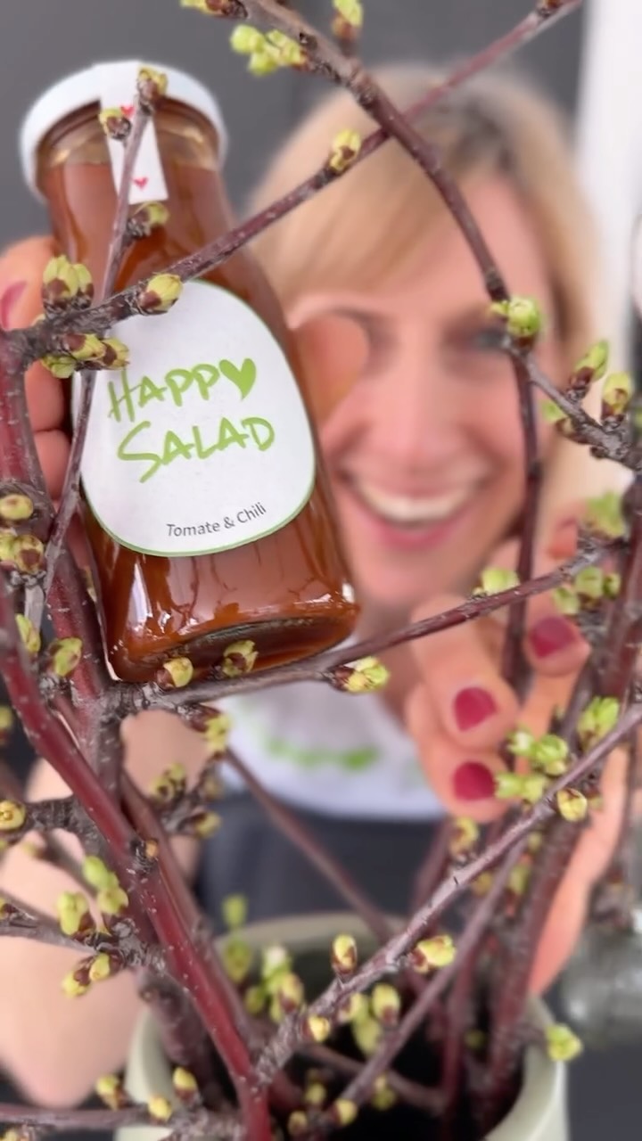 Oster-Gewinnspiel bei Happy Salad 💚
Zwischen frischen Zweigen, guter Laune und unserer Happy Salad Salatsoße wächst gerade schon die Vorfreude auf Ostern.
Und wir haben etwas Schönes für euch vorbereitet:
Ab Montag startet unser Oster-Gewinnspiel. ✨
Freut euch auf eine kleine Osterüberraschung aus der Happy Salad Welt, die euren Frühlingssalat noch besonderer macht.
Also schaut unbedingt wieder vorbei und macht mit. 💚
Bis dahin genießen wir erst einmal diese Frühlingsmomente – natürlich mit richtig leckerer Salatsoße.
#happysalad #ostergewinnspiel #salatsoße #stayhealthy #salat