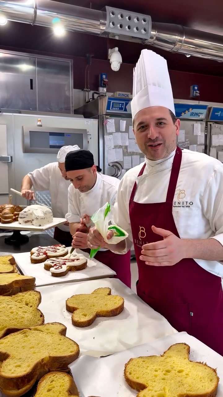 🐣 Le colombe farcite sono tornate! 🍓🍋
Ogni Pasqua ci chiedete le colombe farcite… e noi non vi deludiamo mai. Quest'anno abbiamo alzato l'asticella: impasto alla vaniglia con pasta di mandorle, inzuppato al limoncello, ganache al cioccolato bianco profumata al limone e gelatina di fragole.
Morbide, profumate, irresistibili. Le trovate da noi per le feste — ma affrettatevi, vanno a ruba! 🕊️✨