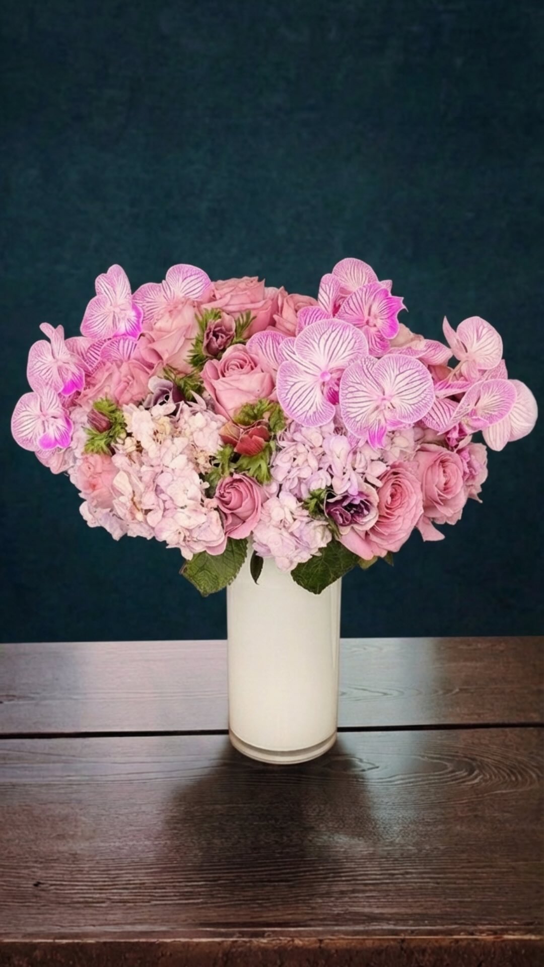 Lilac Wine, built stem by stem.
A composition revealed flower by flower, where every element brings softness, structure, and depth to the final arrangement.
#LuxuryFlorals #FloralDesign #sanfranciscoflorist