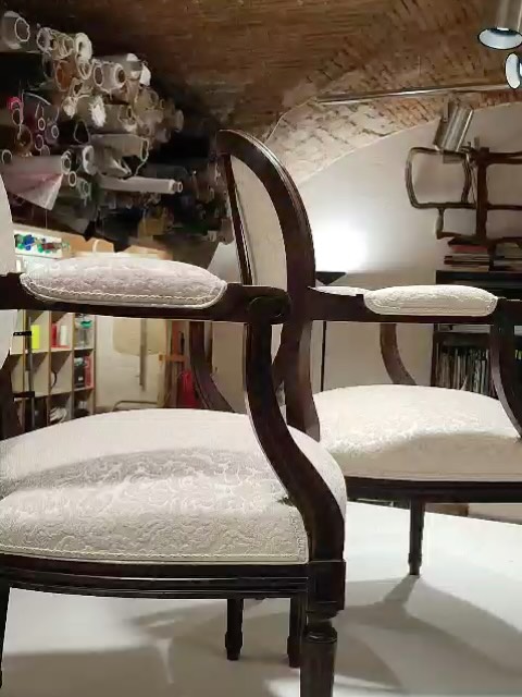 Réfection totale d’une paire de cabriolets Louis XVI.
Tissu @casaltissus
#livinginterior
#tapissierdecorateur
#savoirfairefrancais
@unaid_mediterranee