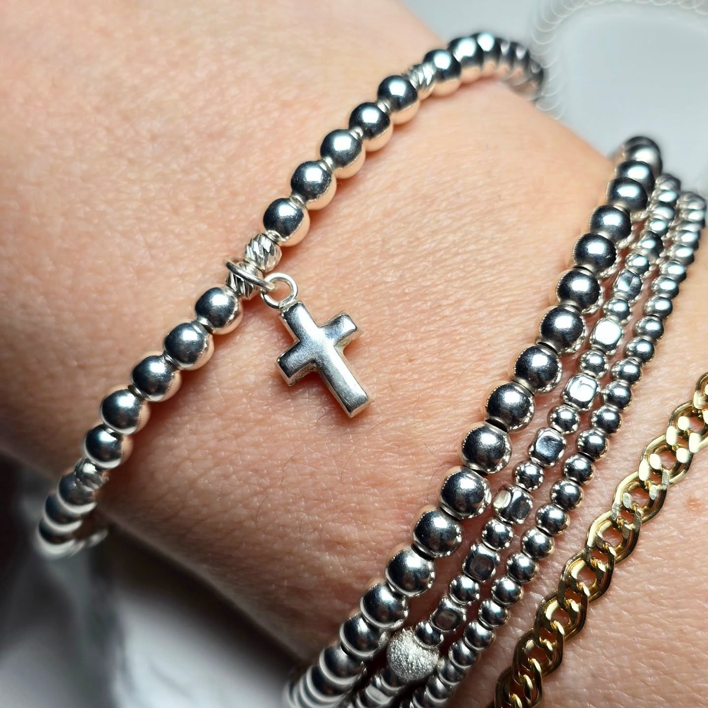 💫 Cross
Dieses elegante Armband aus Sterling Silber 925 vereint zeitloses Design mit kraftvoller Symbolik. Die fein polierten Silberkugeln sorgen für einen edlen Look, während das schlichte Kreuz als Anhänger für Glaube, Schutz und innere Stärke steht.
💎 Details, die überzeugen:
• Hochwertiges 925 Sterling Silber
• Langlebig & hautfreundlich
• Klassisches, minimalistisches Design
• Perfekt kombinierbar – ob casual oder elegant
✨ Ein Schmuckstück, das nicht nur deinen Stil unterstreicht, sondern auch eine persönliche Bedeutung trägt.
🎁 Ideal als Geschenk für einen besonderen Menschen – oder als täglicher Begleiter für dich selbst.
#SterlingSilber #925Silber #Armband #Schmuckverkauf #cross