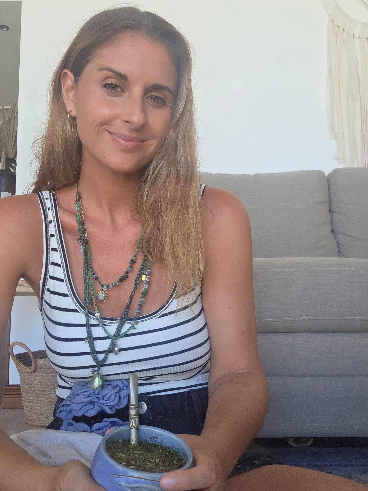 Un poco de la vida ultimamente🤍...
Hace algunas semanas no subo nada por aquí.
He estado creando, sintiendo mucho, y hay cosas que estan cambiando para bien❤️🔥.
Lo haré oficial pronto. Y será para ayudar a cada alma emprendedora o con ganas de emprender.
Nuestra membresía se está expandiendo✨️
Adicionalmente, quienes ya se sumaron a CuidARTE...nos vemos el viernes para iniciar nuestros 21 días🧠
Les dejo un gran abrazo.
🫂