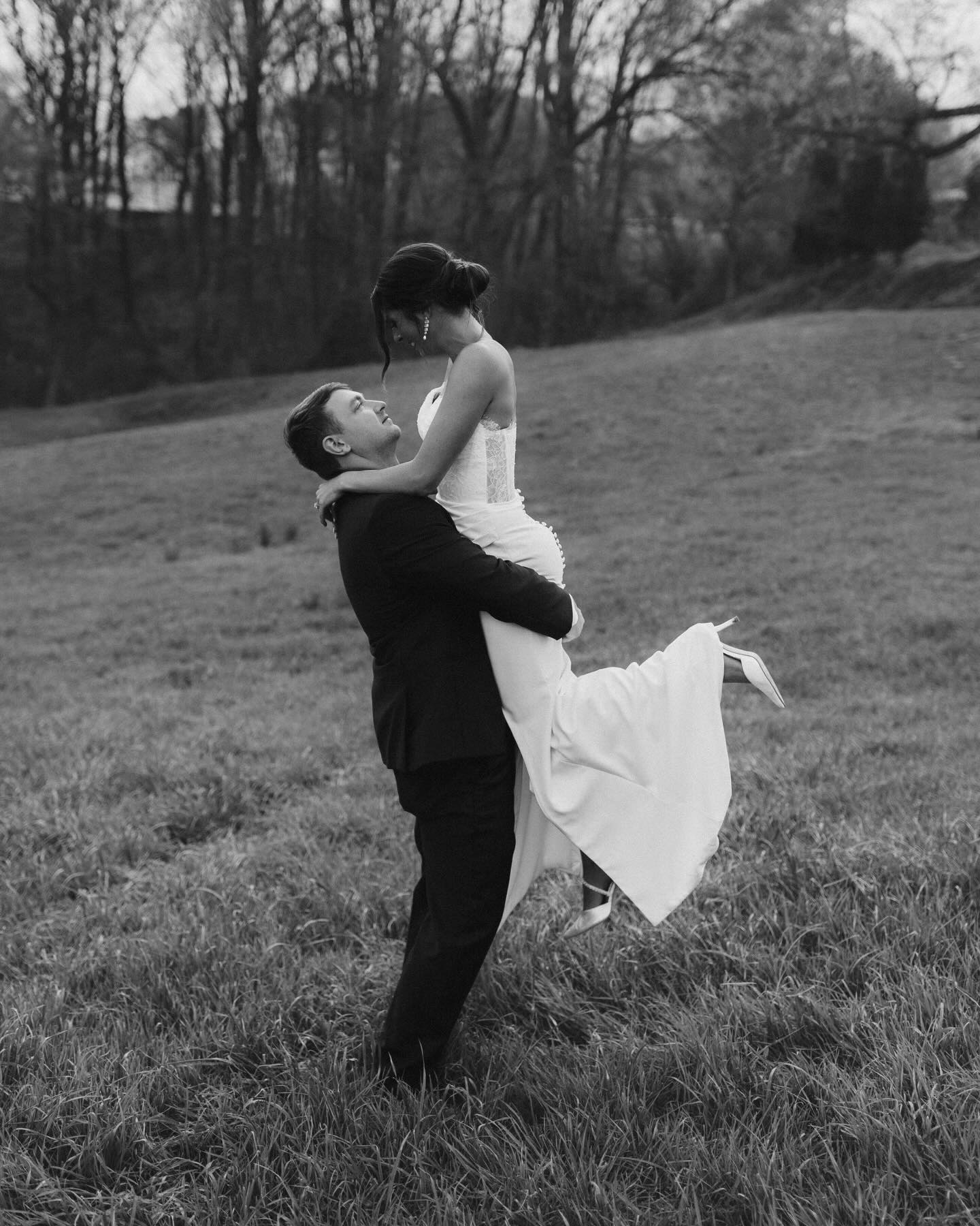 S t e p h a n i e + N a t h a n
Introducing the NEW Mr. & Mrs. Dent!!! What a stunning Friday at @thegreystoneestate getting to celebrate S+N. Sunshine, colorful florals, and forever friends surrounded these two as they said “I do”. Pinch us for getting to be a part of these memories!!! Captured flawlessly my Mary Catherine & Olivia. We can’t WAIT to share more!!! #ashlyncatheyphotography // Captured by Mary Catherine
