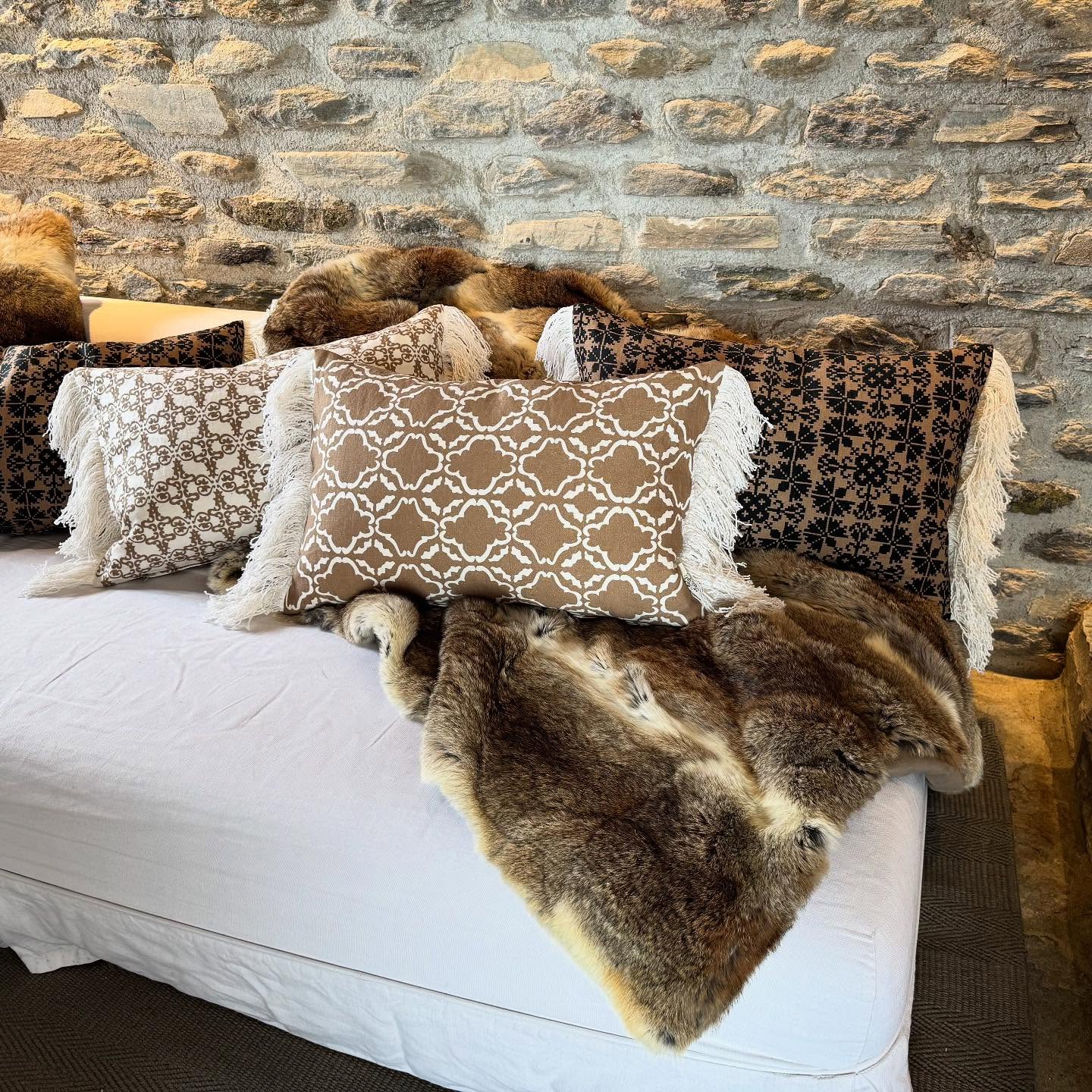 The new alpine cushion collection invites you to unwind and embrace a peaceful start to the new year
#happynewyear #2025 #cushion #newcollection #color #textil #textile #textiles #textiledesign #textiledesignstudio #fabric #comfort #alpine #madeinzurich #swissmade #barbarawagner #design #interiordesign #pattern #patterns #print #zurich