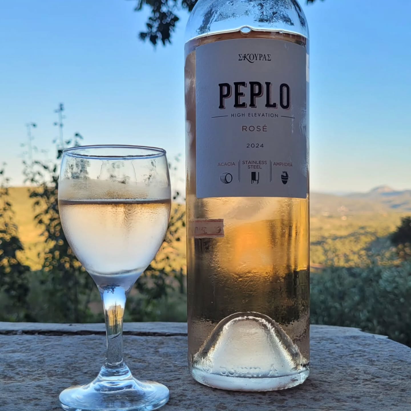 @domaineskouras Peplo Rosé.
Around €15 retail in Greece. Around €17 in Germany.
George and @skourasdim experimented for three years before releasing the first Peplo in 2017. Their stated goal: "We wanted to make a serious rosé wine. Something similar to our big reds or whites." Rosé specialist Elizabeth Gabay MW tasted the debut vintage and wrote: "I would say they have succeeded."
Here's what "serious" means in practice. Three grapes in equal parts, each from a different corner of the Peloponnese, each on different soil, at different altitude, aged in a different vessel:
- Agiorgitiko. Nemea, 850m, clay. Acacia barrels.
- Syrah. Argolida, 600m, rocky soil. Stainless steel, on its lees.
-Mavrofilero. Mantinia, 650m, sand. Egg-shaped amphoras, four months on its skins, wrapped in fabric – the peplos that gives the wine its name.
Three vineyards. Three vinification paths. Three ageing vessels. Then blended. At most wineries, this level of complexity is reserved for the flagship red. Here it's the rosé. For fifteen euros.
In the glass: pale coral, red-gold hints. Strawberry, white flowers, grapefruit, something mineral. The palate has real structure – salty, precise, a finish that keeps going. Not a patio sipper that vanishes. A rosé you remember.
It's an interesting case of critics either getting or not getting the idea. Jancis Robinson gave this wine 17/20 across three vintages (2017, 2021, 2024). Parker, by contrast, sits around 89. Wine Enthusiast called it "easy to drink but conceptually fascinating" and noted it could age three years or more. That sounds like: theoretically nice, but in practice just a decent wine. It's not. It's a great wine. Still, I see what they mean. Something still needs to click. For all the effort to fully pay off. For this to become iconic.
I tasted the 2024 last autumn. 92 points. I think it will improve, so I'm adding a plus. Try the 2024 this year. And don't be surprised if one of the coming vintages goes through the roof.