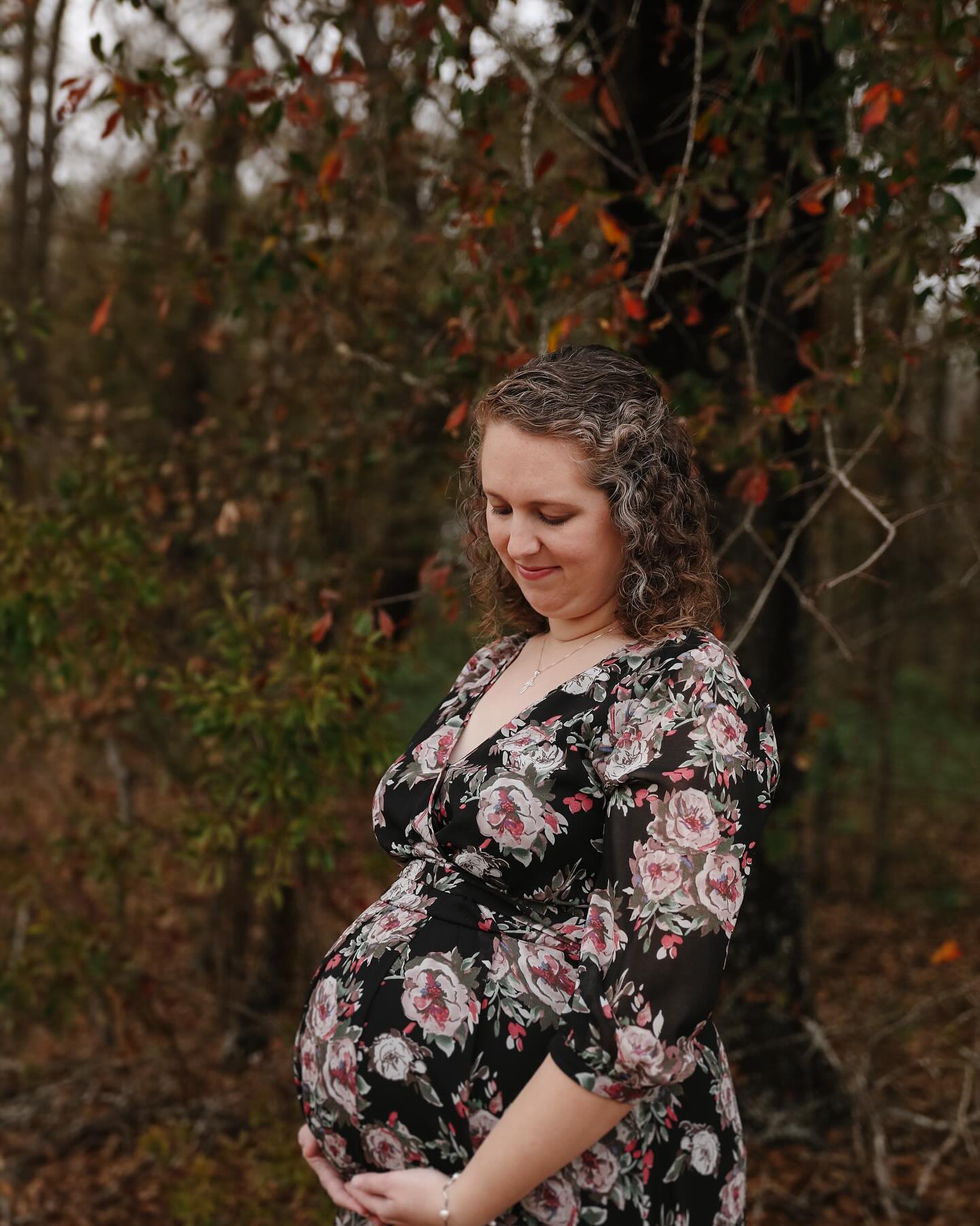 Something about the Fall is so sweet. I love the Fall smells, the colors, the weather, and the Fall photos! If you want some last minute photos, feel free to reach out to me 🙌🏽