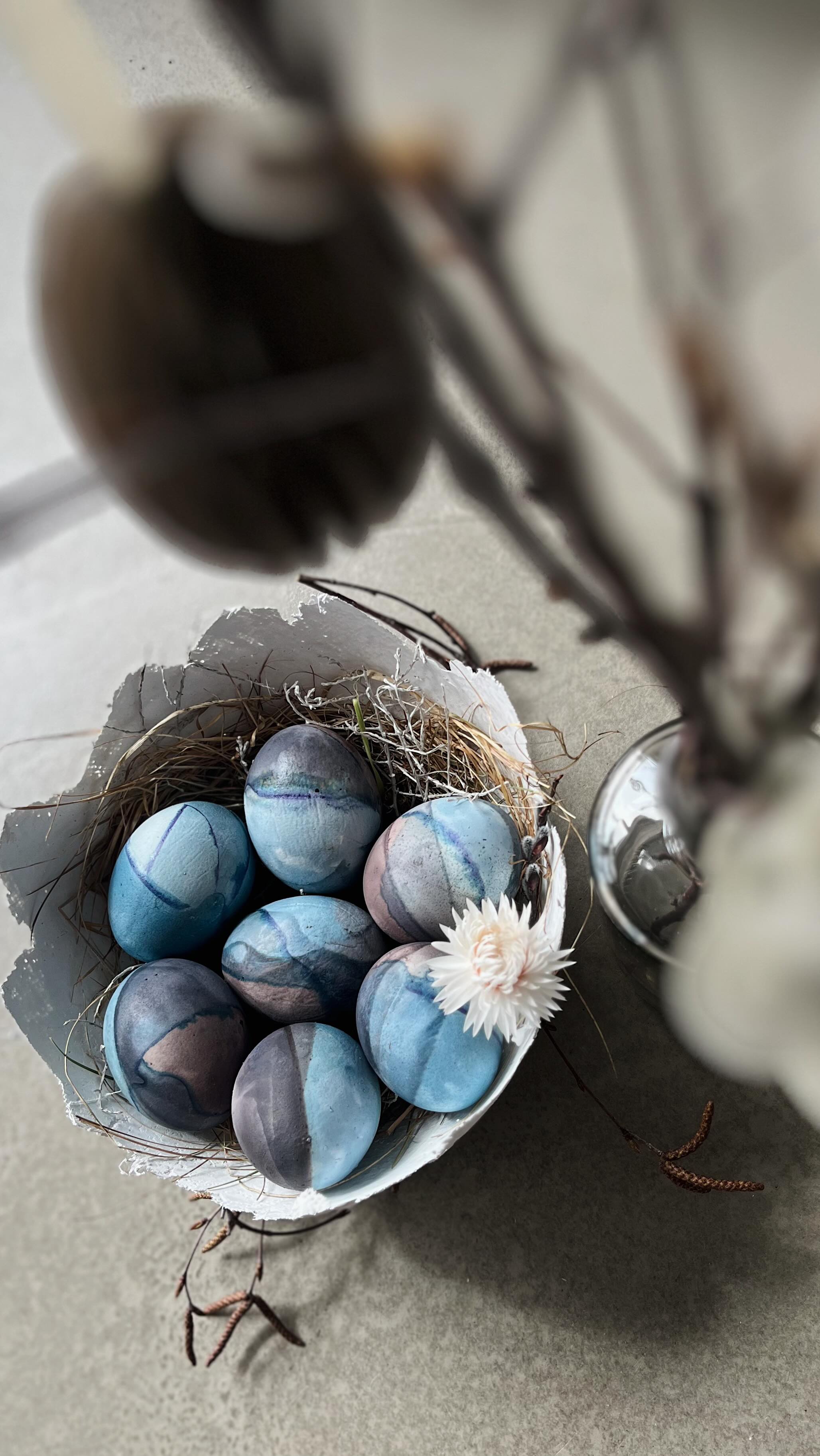 Blaues Wunder
Ostern naht mit großen Schritten und ich hab dieses Jahr noch keine Eier gefärbt. Ich mach das normal ja gerne mit Pflanzen und Kräutern. Aber bei uns liegt ja so viel Schnee wie ihr vielleicht in meinen Stories gesehen habt 🤭
Deshalb ohne Kräuter, aber mit einer super Technik. Das ist mir vor ein paar Jahren mal zufällig passiert und ich finde es so schön.
Ich hab einen Farbsud als Blaukraut gemacht und einen aus Beeren ( gefrorene Reste von Heidelbeeren, Brombeer und ein bisschen Smoothie Pulver)
Die gekochten Eier (natürlich wenn dann nur Bio Freiland Eier aus der Region!!) kommen jetzt in den Farbsud, ich leg sie nur seitlich oder zum Teil in die Farbe und wechsle dann das Bad nach einer Zeit. Du kannst immer wieder mal etwas drehen, so entstehen tolle Linien und Muster. Ich hab sie dann auch noch über Nacht zum Teil in der Farbe gelassen.
Ich finde, sie sind ganz besonders geworden. Naturfarbe ist einfach am schönsten finde ich!
Oder?
Bin gespannt, wie sie dir gefallen?
Schreib mir gerne in die Kommentare 🤍
Alles Liebe, deine Meli mint
#ostern #eierfärben #ostereier #natürlichfärben