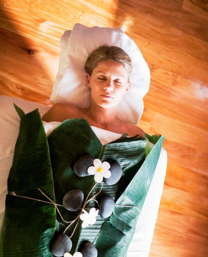 Not your usual spa treatment 🌺🌿
In Fiji, wellness takes a different approach. Warm banana leaves and traditional techniques create a slower, more immersive experience that feels deeply restorative.
It’s the kind of moment you don’t forget.
📍Likuliku Lagoon Resort, Fiji
📖 Read more about Likuliku Lagoon Resort via the link in our bio.
#JourneySouthTravel #Fiji #WellnessTravel #LikuLiku #LuxuryTravel #IslandEscape #TravelInspo #FijiTravel #LuxuryEscape