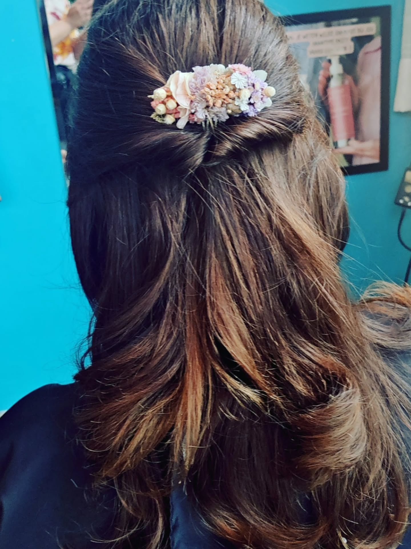 Het trouwseizoen begint er stilletjes aan aan te komen.
Concreet wil dit zeggen dat ik volop proef-kapsels en make up momenten aan het uitwerken ben.