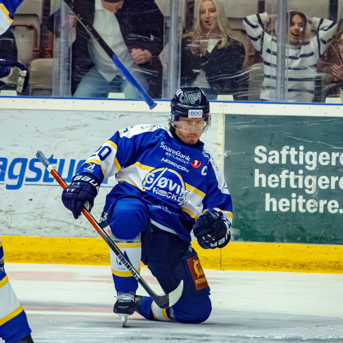 For en magisk kveld i Fjellhallen! 🔥 Kaptein Julius Persson takket for seg på hjemmeis med å sette et utrolig hattrick og avgjøre finaledramaet i sudden death foran 3114 tilskuere.
@gjovikhockey har slått tilbake og tvunget frem en femte og avgjørende finale mot @ringerike_panthers på onsdag! 🤯 Les alt om den elleville kampen, is-problemene, og at Johan Selnes vil ødelegge festen på nytt i Hønefoss på Hockey4You.no 🔗 Link i bio!
#2hockey #hockey4you #norskishockey #norskhockey #hockeyliga1