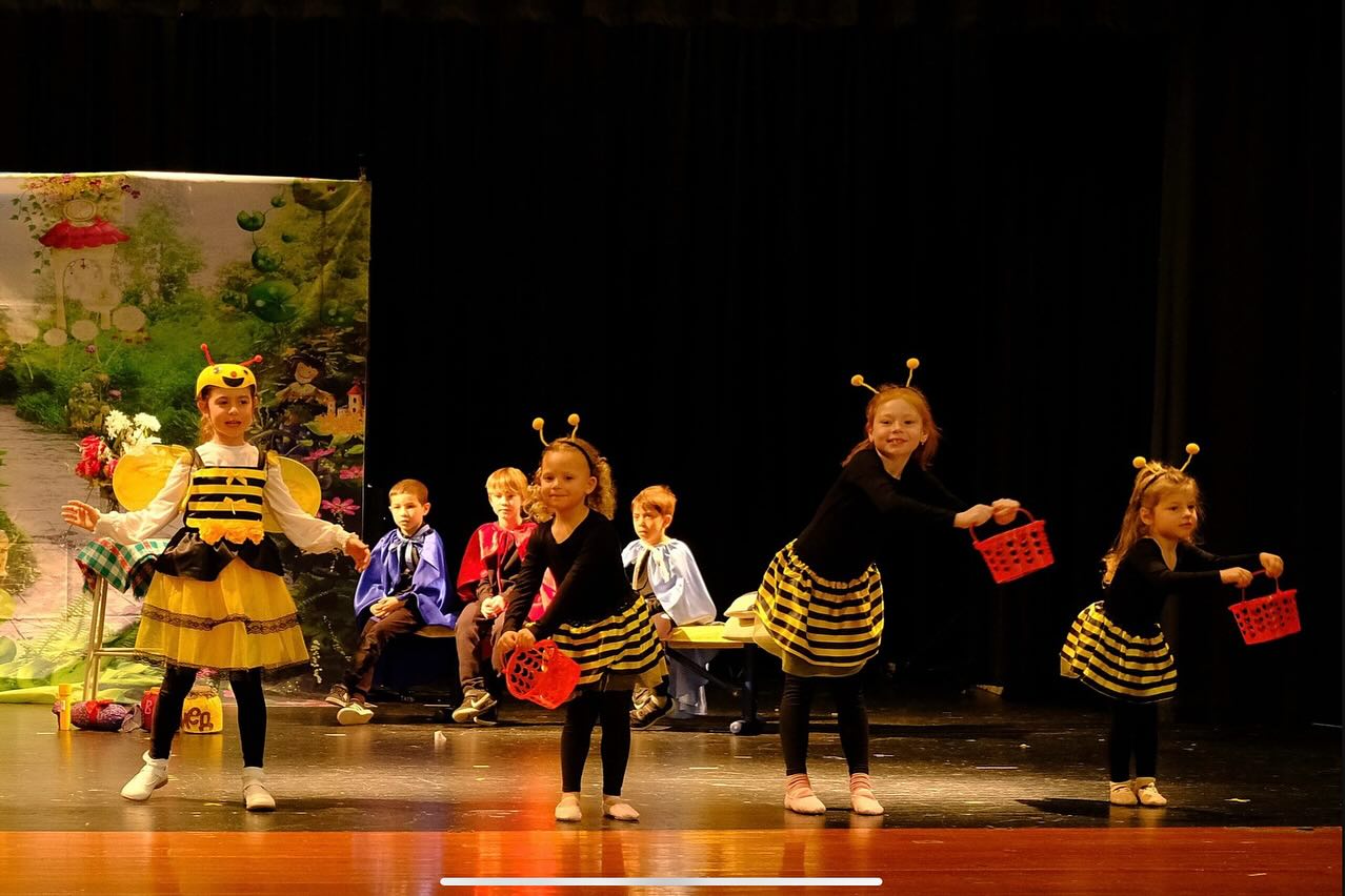 28 марта в Русской школе «Олимп» прошел Весенний праздник, на котором Младшая группа