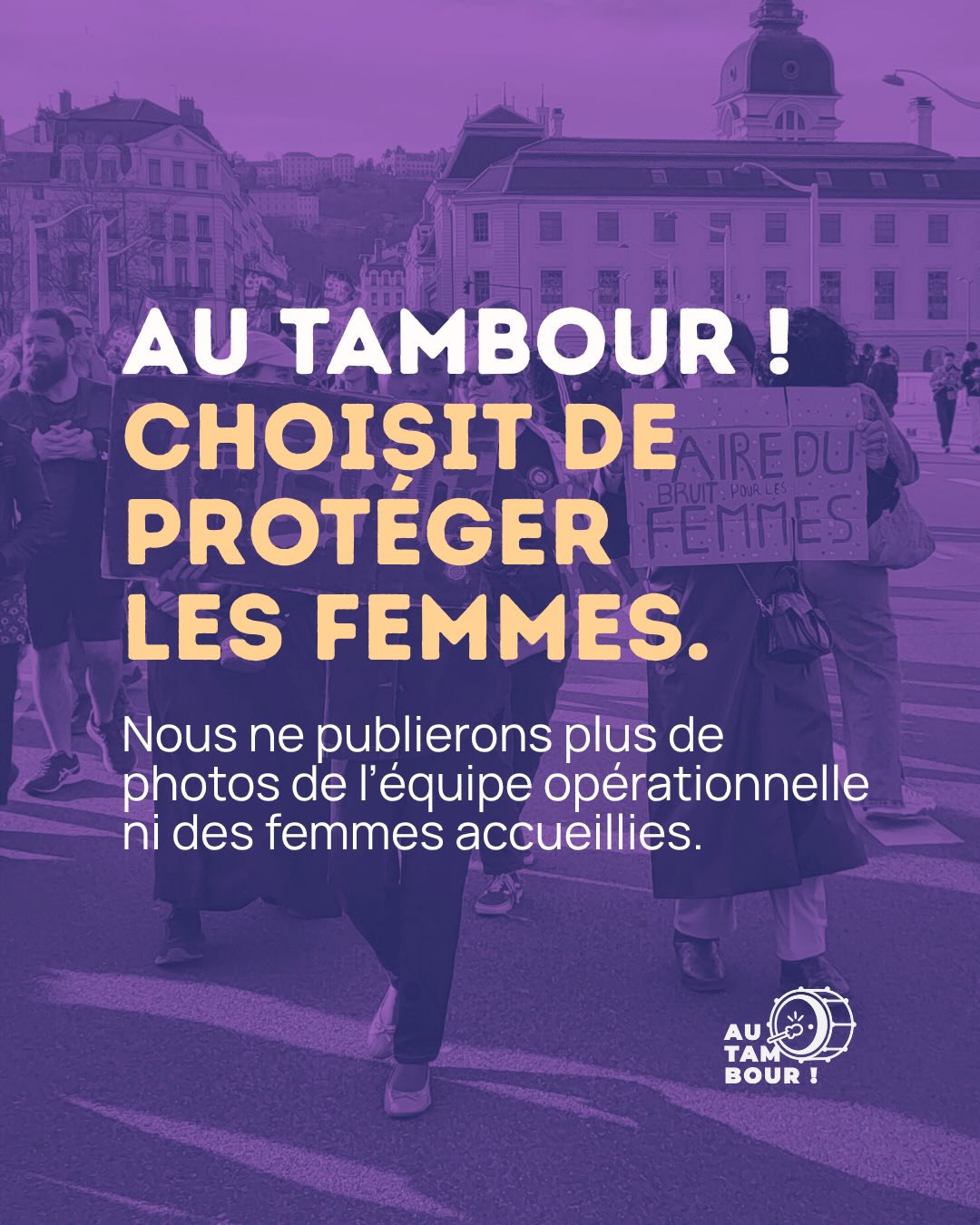 đą Au Tambour ! ne publiera plus de photos de son Ă©quipe opĂ©rationnelle ni des femmes quâelle accueille.
Il sâagit pour nous dâun engagement militant et respectueux de la dignitĂ© de toutes.
đ€ Nous avons toujours ressenti un malaise face Ă lâinjonction implicite de âmontrerâ.Â
Malheureusement, nous nâavons pas le talent pour montrer sans exposer.
Et exposer, câest potentiellement mettre en danger.âš
đ§Dâun point de vue Ă©thique, une autorisation de droit Ă lâimage suffit-elle Ă justifier son usage ?Â
Le consentement des publics accueillis par les acteur·ices du champ des solidaritĂ©s nâest-il pas parfois influencĂ© par leur volontĂ© de faire plaisir ?
â ïž Au Tambour ! nâest pas un lieu public.âšNous accueillons et partageons des moments de vie avec des femmes victimes de violences.Â
Elles nous font confiance pour respecter leur intimitĂ©. đ
âđŒâđ»âđœâđŸâđż Au Tambour ! est une association fĂ©ministe et antiraciste.
Nous ne partagerons plus de photos de lâĂ©quipe opĂ©rationnelle. Â
Parce que le contexte a changĂ©.âšParce quâune image circule, quâelle peut ĂȘtre dĂ©tournĂ©e ou rĂ©cupĂ©rĂ©e par qui on sait.Â
Parce que derriÚre une simple photo, il peut y avoir de vraies conséquences.