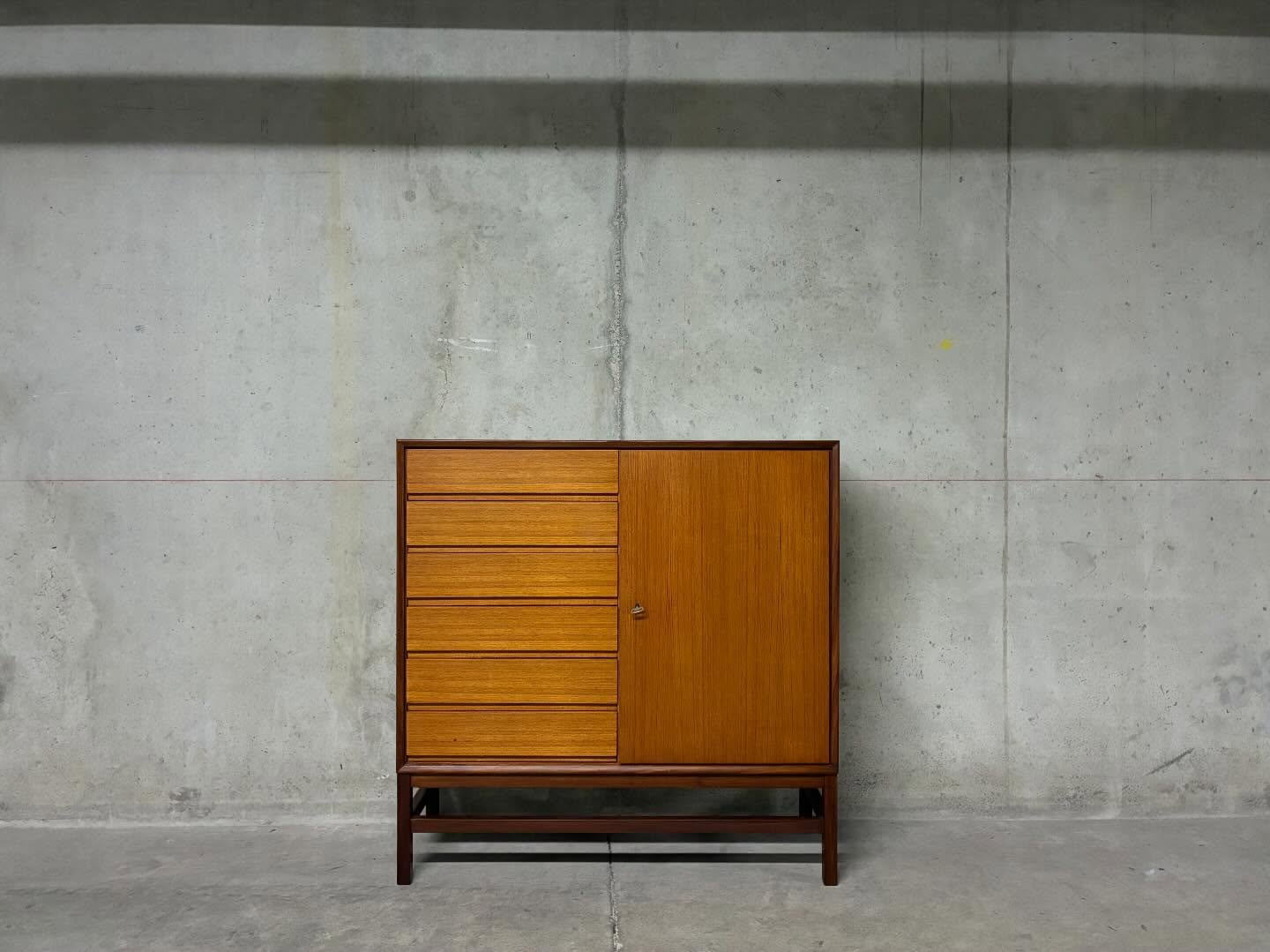 Buffet haut commode teck scandinave année 60 #buffetscandinave #meublescandinave #scandinaviandesign #lyonnais