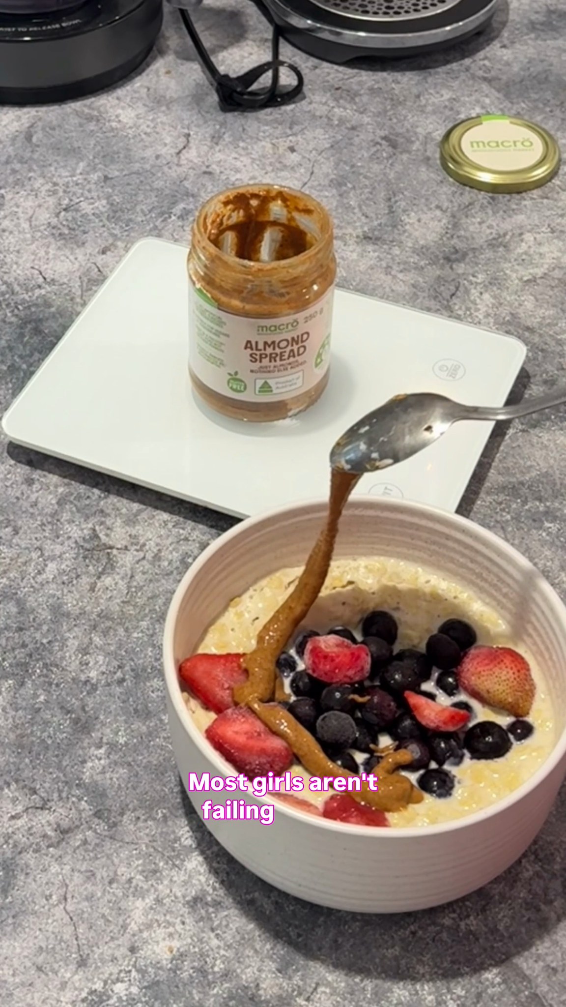 Fancy breakfast, or not…
You need one you’ll actually stick to 🤝
@skylanicole__ has a perfect go-to when in need of something quick, high protein, and not starving before the next meal.
✅ dairy free
✅ gluten free
✅ under 5 mins
Ingredients:
– 30–40g quinoa porridge
– 100–150ml unsweetened almond milk
– 30g protein powder @ruleoneproteins
– 100g berries (blueberries + strawberries)
– 15g almond butter
– drizzle of honey
– cinnamon
Method:
→ mix quinoa porridge + almond milk
→ microwave for 50 seconds
→ take it out → add protein powder + berries
→ back into the microwave for another 50 seconds
→ top with almond butter, honey + cinnamon