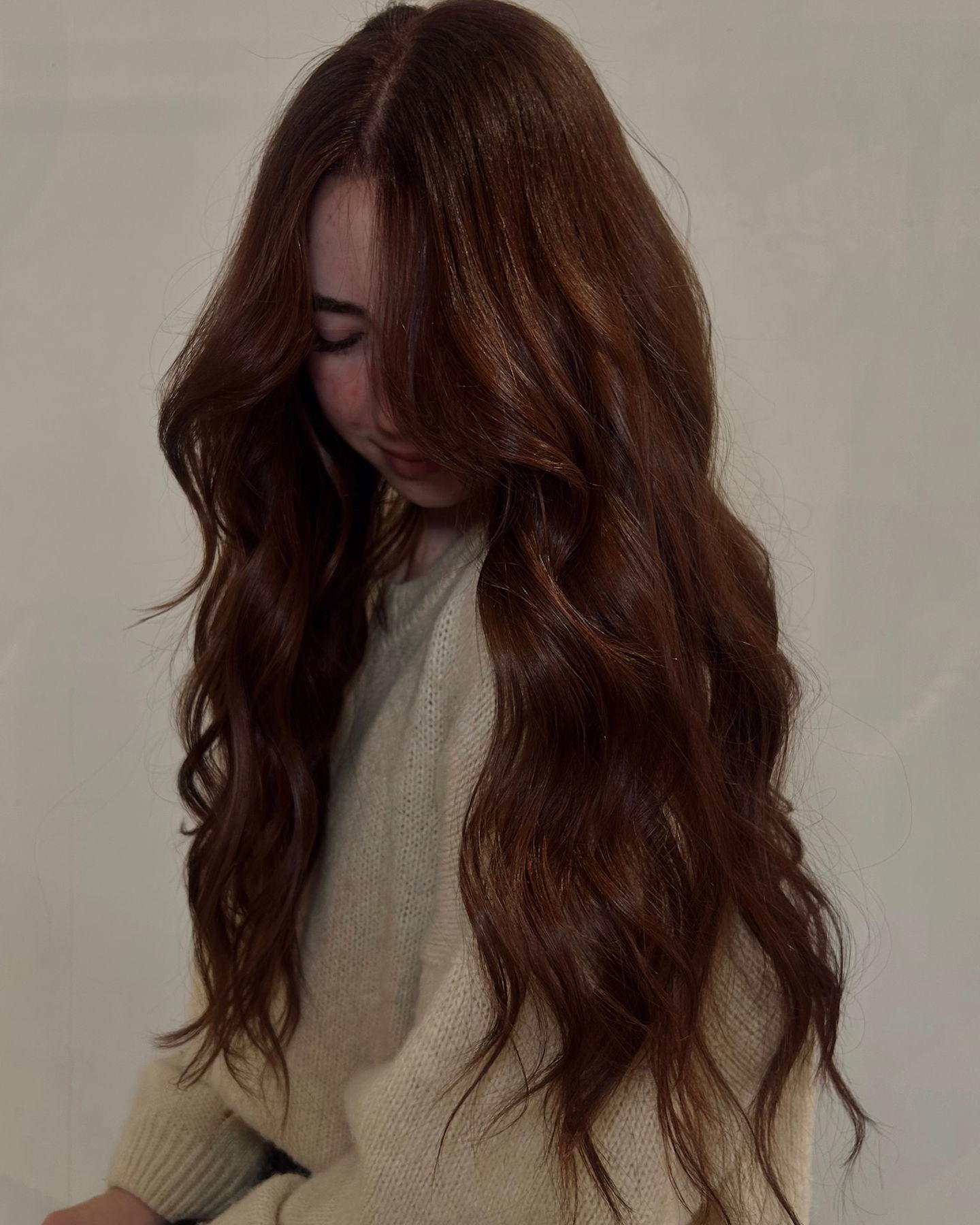 While some of us go lighter for summer, others go richer. @hairxxsydney did an amazing job creating the perfect richness without leaning too red. By booking a ‘maintenance please’ service she was able to create variation and add vibrancy within 2 hours.
One thing that has us excited is that this can still be a low maintenance style. In eight weeks we can revive tone or in 12 we can add some brightness around the face to give the perfect summer lived in. This is such a great base color for so many options