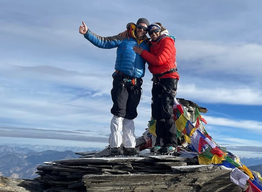Hay montañas que no se olvidan.
El Kang Yatse II (6.250 m) fue nuestra primera expedición… y, sin saberlo, también fue un antes y un después.
No se trata solo de hacer un 6000.
Se trata de lo que la montaña te permite vivir cuando estás preparado.
De poder llegar a lugares que parecen imposibles.
De moverte con seguridad.
De disfrutar de paisajes que no se explican, se sienten.
Sí, fue duro. Muy duro.
Pero lo que se nos quedó no fue la cima.
Fue todo lo demás.
El camino.
El esfuerzo compartido.
La sensación de estar ahí, realmente ahí.
Porque al final, no es la montaña.
Es en quién te conviertes para poder vivirla.
#seguridad@ontaña #india #montañaenforma #televiajar