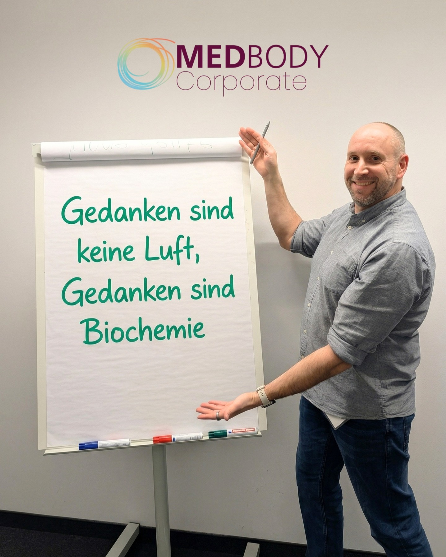 Manchmal nehmen wir den Stress des Tages einfach mit ins Bett.
Die Gedanken kreisen.
Was noch erledigt werden muss.
Was nicht gut gelaufen ist.
Was morgen alles ansteht.
Unser Körper hört dabei genau zu.
Denn Gedanken sind nicht einfach nur „Luft“.
Sie lösen in unserem Körper ganz reale Prozesse aus – Stresshormone werden ausgeschüttet, das Nervensystem bleibt aktiv und der Schlaf wird unruhiger.
Gestern haben wir in der Abschluss-Coaching-Session zum Thema Schlaf unseres MEDBODY Programms über eine kleine, aber unglaublich wirkungsvolle Abendroutine gesprochen:
**Dankbarkeit.**
Nicht als großes Konzept.
Sondern ganz einfach.
Bevor du schlafen gehst, frage dich:
✨ Was war heute schön?
✨ Wofür bin ich dankbar?
✨ Worauf freue ich mich morgen?
Schon wenige Minuten können deinem Nervensystem das Signal geben:
*Der Tag ist gut zu Ende gegangen.*
Und genau das braucht unser Körper, um in die Regeneration zu wechseln.
Vielleicht ist heute Abend ein guter Moment, damit anzufangen. 🌙
#dankbarkeit #schlaf #mentalegesundheit #stressmanagement #regeneration