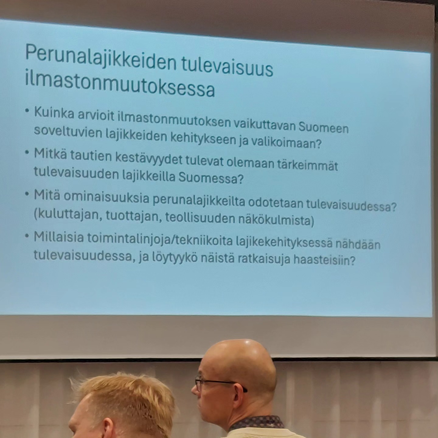 Terveiset Perunapäiviltä Oulusta! Tupa on täynnä ja tunnelma katossa😁👍. Päivän kohokohtana (?) Siemenperunatalojen paneelikeskustelu ilmastonmuutoksen vaikutuksista perunalajiketyöhön. HZPC Kantaperunaa edusti tuotantopäällikkö Outi Holappa. Tulevaisuuden haasteina mainittiin esim. ankeroiset, bakteeritaudit, perunasyöpä, moptop ja kuorirokko. Korkean satotason ja viljelyvarmuuden perään kyseltiin. Keskustelussa mainittiin muuten mielenkiintoinen True seed ja geenisakset!✂️ #talvipäivät2024 #peruna #kantaperuna #hzpc