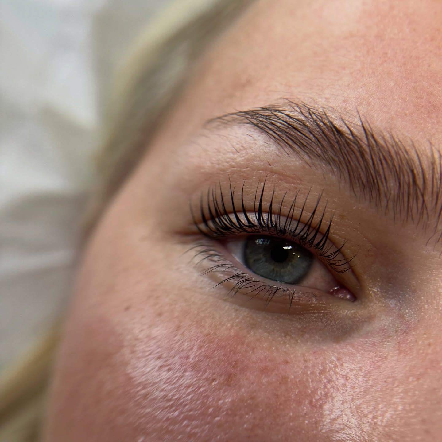 A perfect, healthy well lifted lash lift - Heaven 🙌🏼
A perfect lash lift doesn’t mean the most extreme curl, or the strongest lift - often this can lead to over curling or messy grow outs.
A true skill with lash lifting is choosing the perfect shield for an impactful lift but one that doesn’t compromise the lashes as they grow out.
This lift was achieved using @lashglouk new solo lift - If you don’t know, then get to know (feel free to message me if you have any questions!) I have a discount code “Liv10” for The Glo Co 💕
Products / brands used:
@lashglouk solo lift, volume drops, moon shields and glue
@refectocil_uk blue black tint
@labfactorpro
@bufflashes
@lashbase_uk
#lashliftnorthampton #lashlift #naturalbeauty #beautyspecialistnorthampton #beautynorthampton