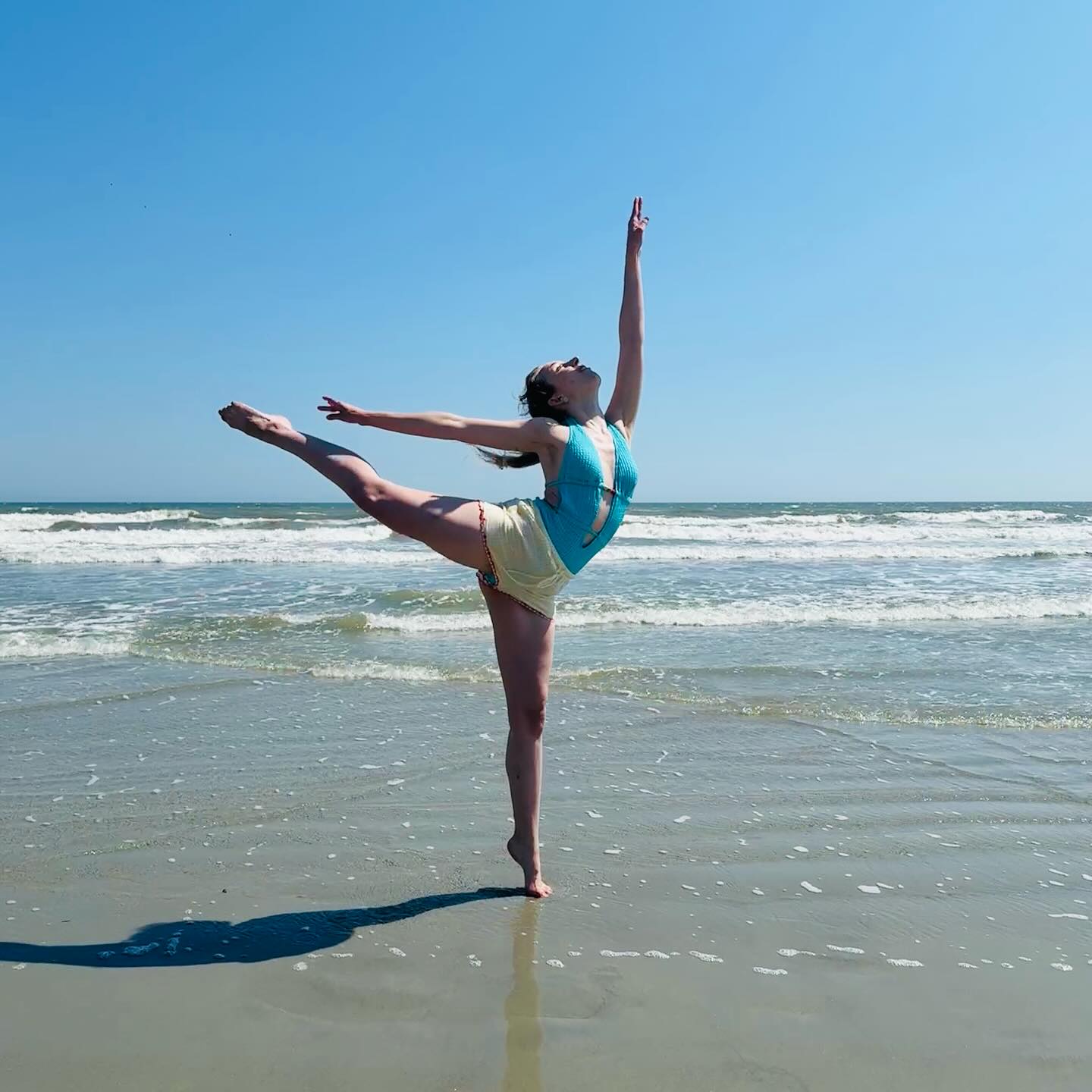 Dancing with the waves 🌊
#follybeach #dance #dancer #arabesque #beach