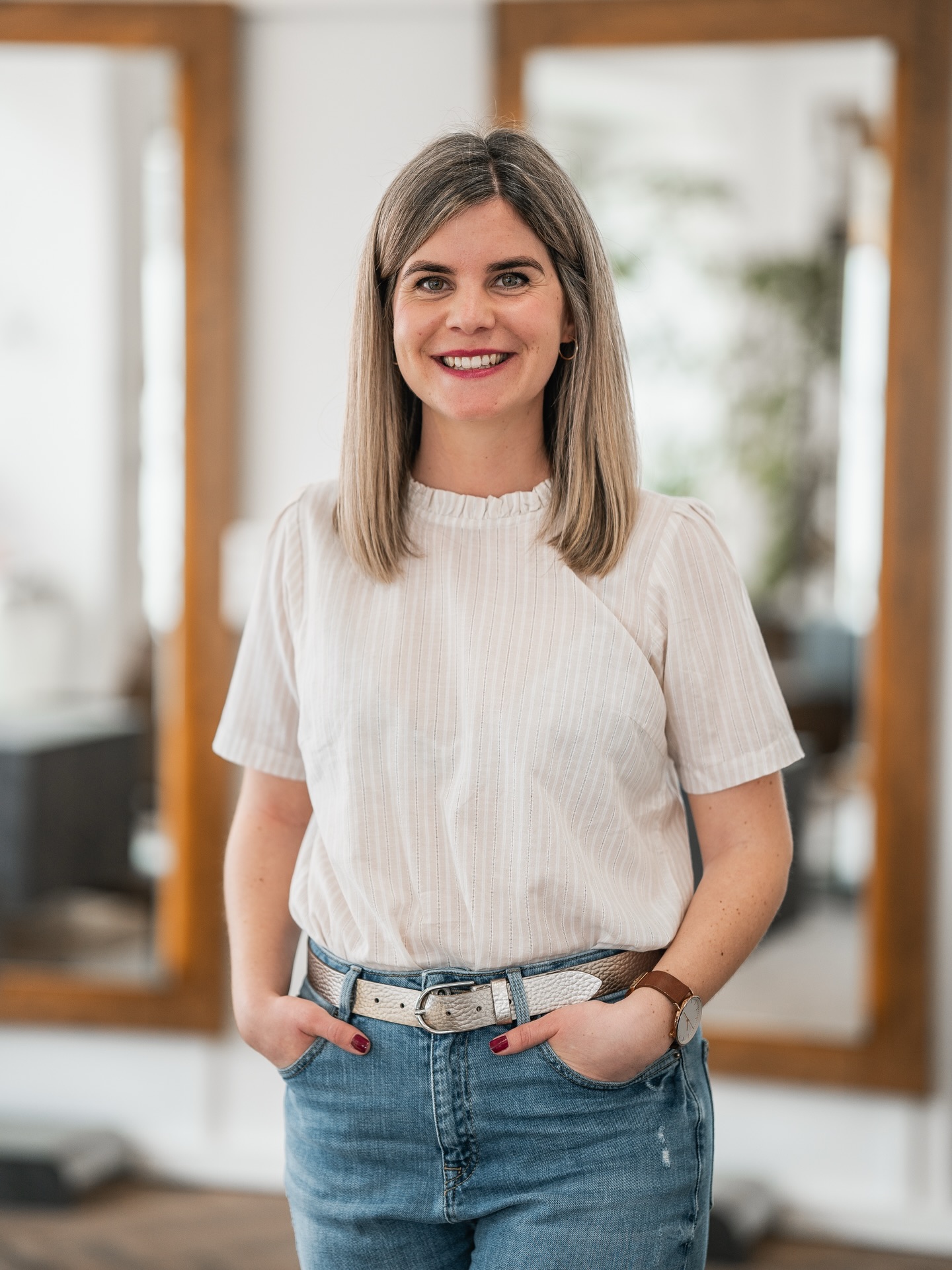 STEFFI IS BACK! ✨🤍
hast du schon mitbekommen, dass Steffi nach ihrer Babypause nun wieder zurück ist? 🥳 Immer mittwochs ist sie für euch da 🙏🏼
hier nochmal eine kurze Vorstellung:
Hallo! ich bin Steffi und bereits seit 18 Jahren im Friseurberuf tätig. 😄
Ich habe mich in dieser Zeit auf Strähnen und Stylings spezialisiert. 💛
Ich liebe meinen Beruf vor allem wegen des unglaublichen Vorher-Nachher-Effekts, den ich mit meinen Behandlungen erzielen kann. Für mich ist es ein unbeschreibliches Gefühl, wenn die Haare meiner Kunden nach der Behandlung gesund, seidig und wunderschön aussehen und ich sie dadurch glücklich mache und zum strahlen bringe! 🌞
Mit meiner langjährigen Erfahrung und Leidenschaft für ihren Beruf zaubere ich mit Begeisterung jedem Kunden ein strahlendes Lächeln ins Gesicht. 🌼✨💛
Wir freuen und riesig dass du wieder da bist Steffi 🫶🏻
#hairstylist #hairstyle #hairstylist #hairstyling