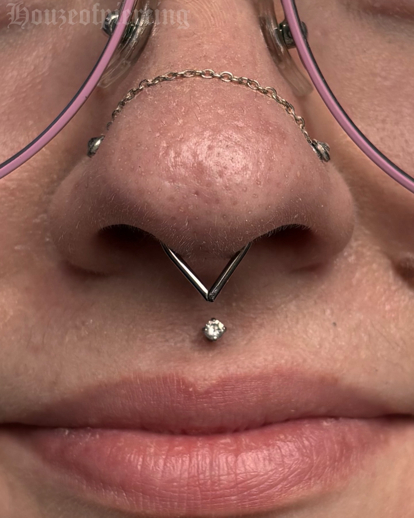 Upgrade day for this healed septum piercing, fitted with an Odhran seam ring from @apex.handcrafted ✨ paired nostrils are also my work
@venusinfurs.ie 14 Exchequer St, Dublin 2
⛓️ Tuesday to Saturday, booking link in bio
#piercing #piercer #septum #septumpiercing #dublin