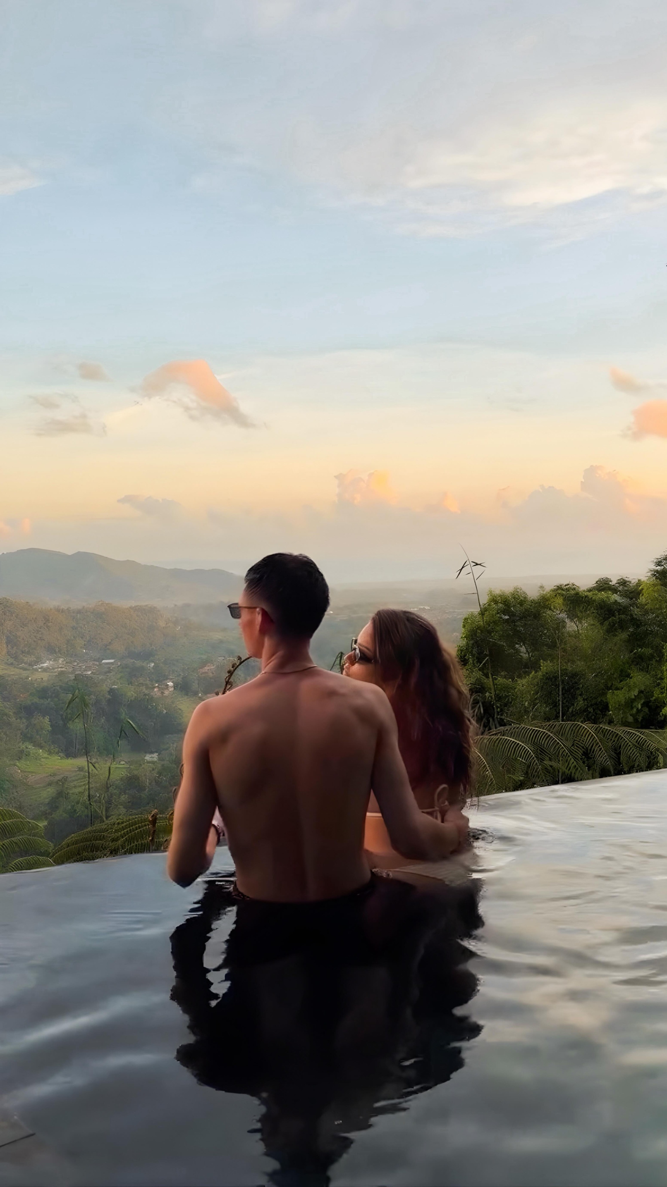 Nothing beats this moment: clear water, stunning sunset, and beautiful company overlooking the lush green hills.
Ready for a getaway? Click the link in bio to book this breathtaking experience! ✨💫🥂
Repost by : @gud.kovaa