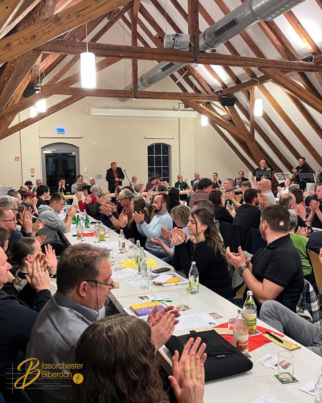 Gestern fand die Hauptversammlung des Blasmusikverbands Kinzigtal statt✍🏻🗒️ In diesem Jahr haben wir die Veranstaltung in Biberach ausgerichtet📍Wir haben also nicht nur gespannt den Berichten aus den verschiedenen Bereichen gelauscht 📣, sondern die Gäste unserer benachbarten und befreundeten Musikvereinen mit kühlen Getränken und leckerem Essen versorgt 🍽️ Außerdem hat unser Saxophon-Ensemble die Veranstaltung musikalisch umrahmt🎷🎶