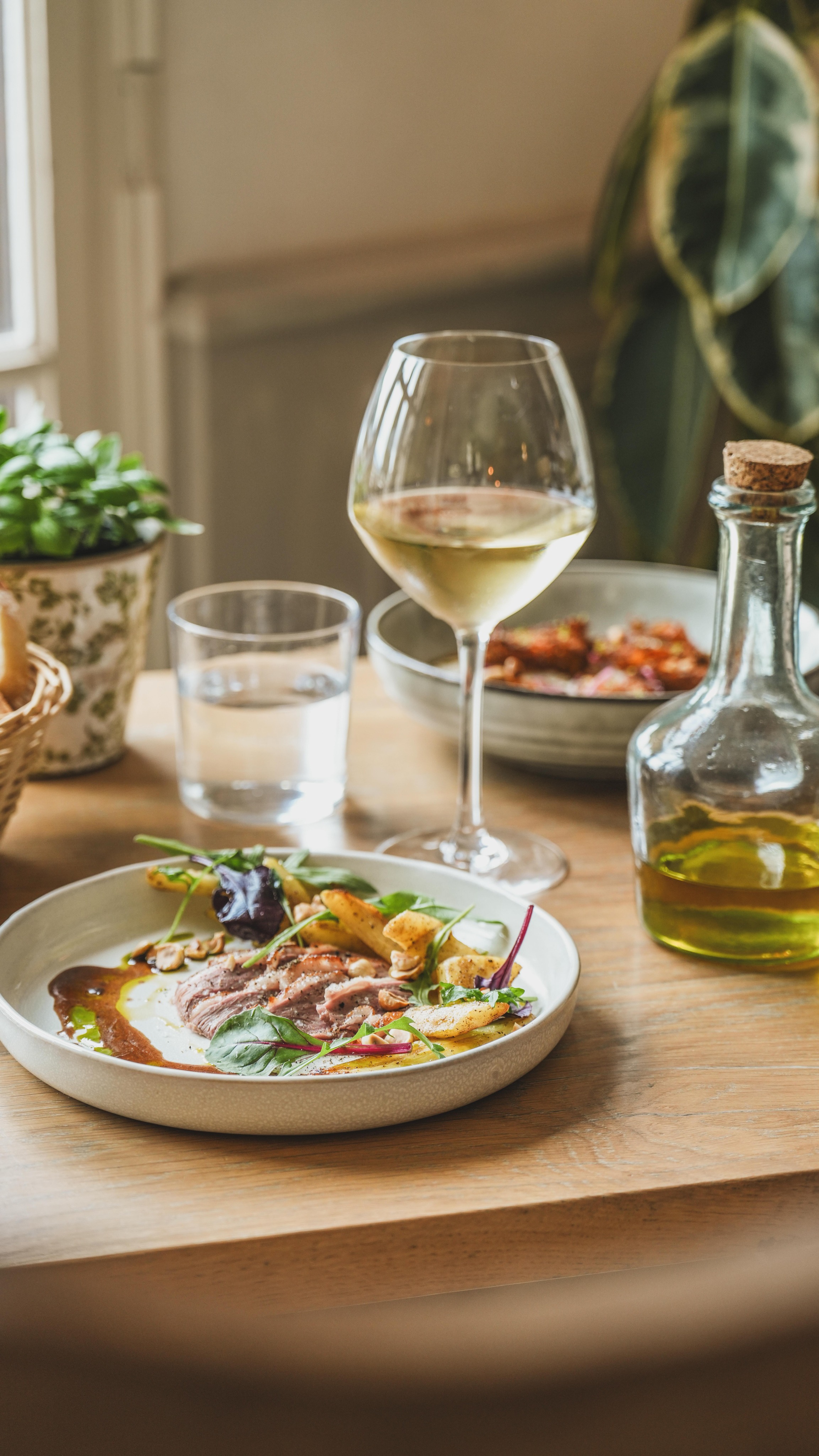 Midi au Café du Progrès 🍽️
En cuisine, le service démarre : l’équipe s’active, les gestes sont précis et les premières assiettes prennent le chemin de la salle.
—
📍 Café du Progrès • Ménerbes
🔗 Réservation conseillée via le lien en bio
☎️ 04 32 50 12 32
☀️ Mardi → samedi : 8h – 20h