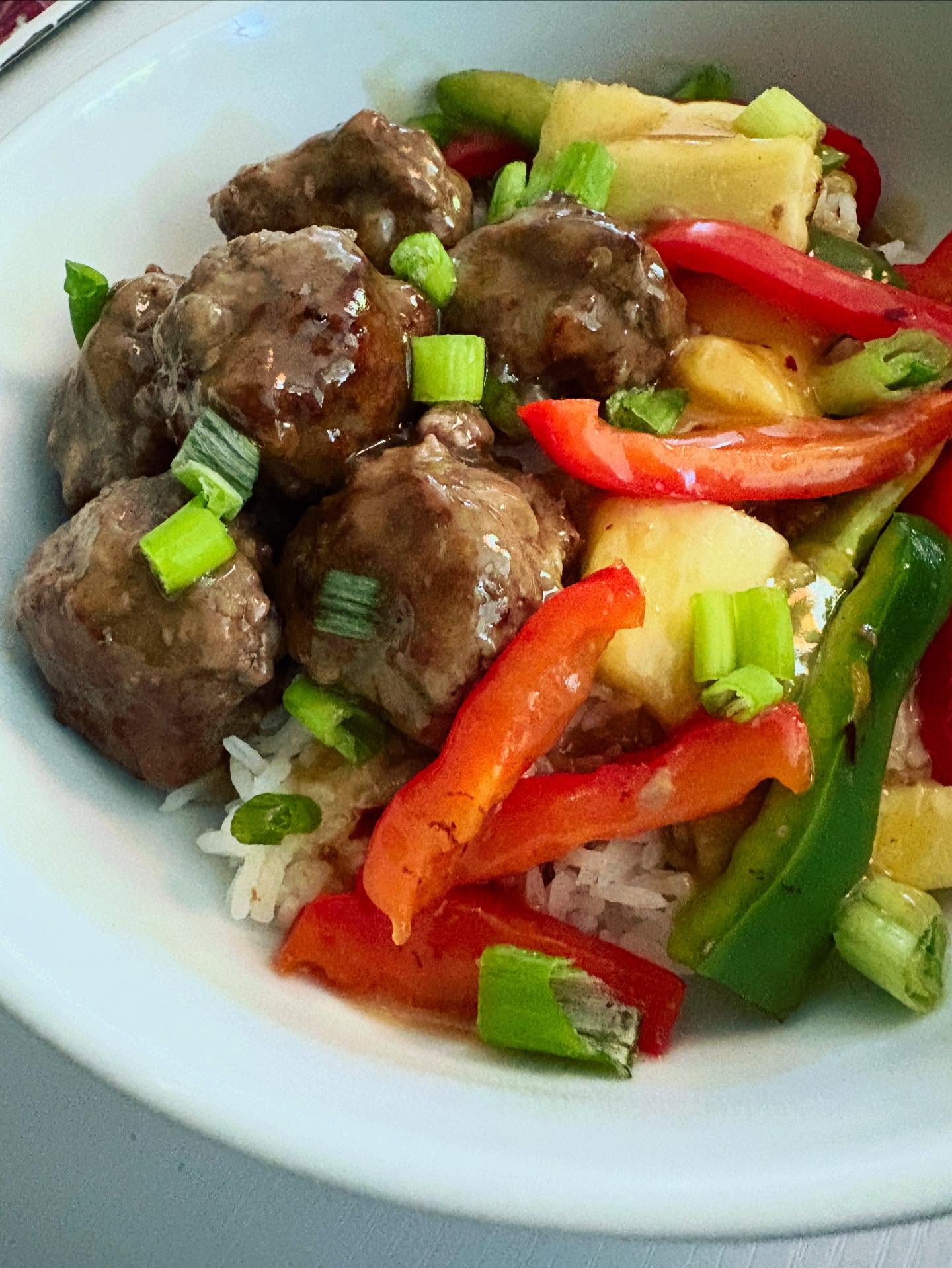 Another of Grandma’s recipes from Eppes Essen, a cookbook compiled by the East Northport Jewish Center in 1974. Sweet and sour meatballs with peppers and pineapple—delicious, though next time I think I’ll up the spice!
#Sunday #Cooking #FamilyRecipes #Meatballs