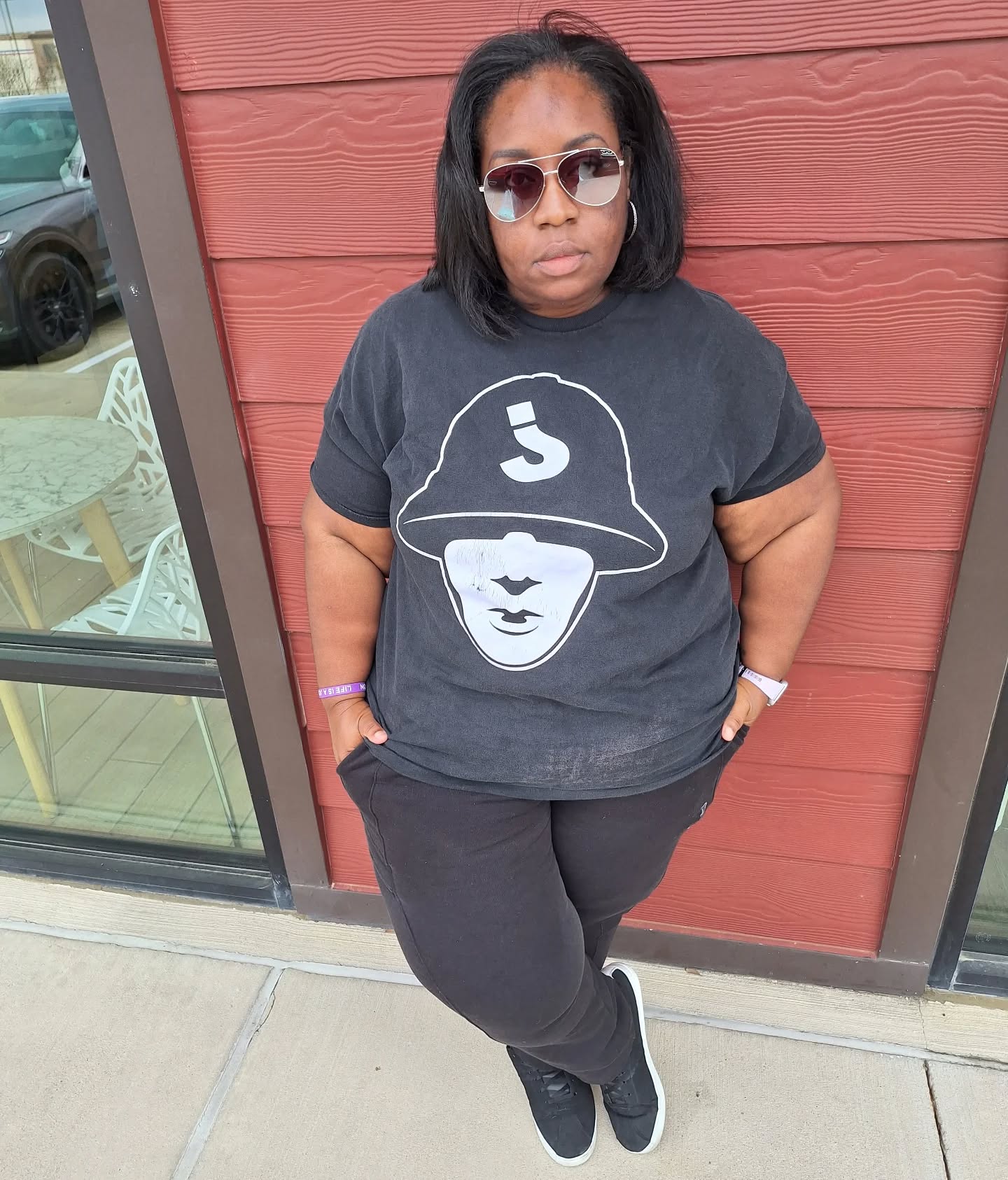 Every once in a while I like to ditch the purple and show up incognito in all black… 🖤
But don’t worry… I wouldn’t be me without throwing in a splash of purple. 💜
Can you spot it? 👀