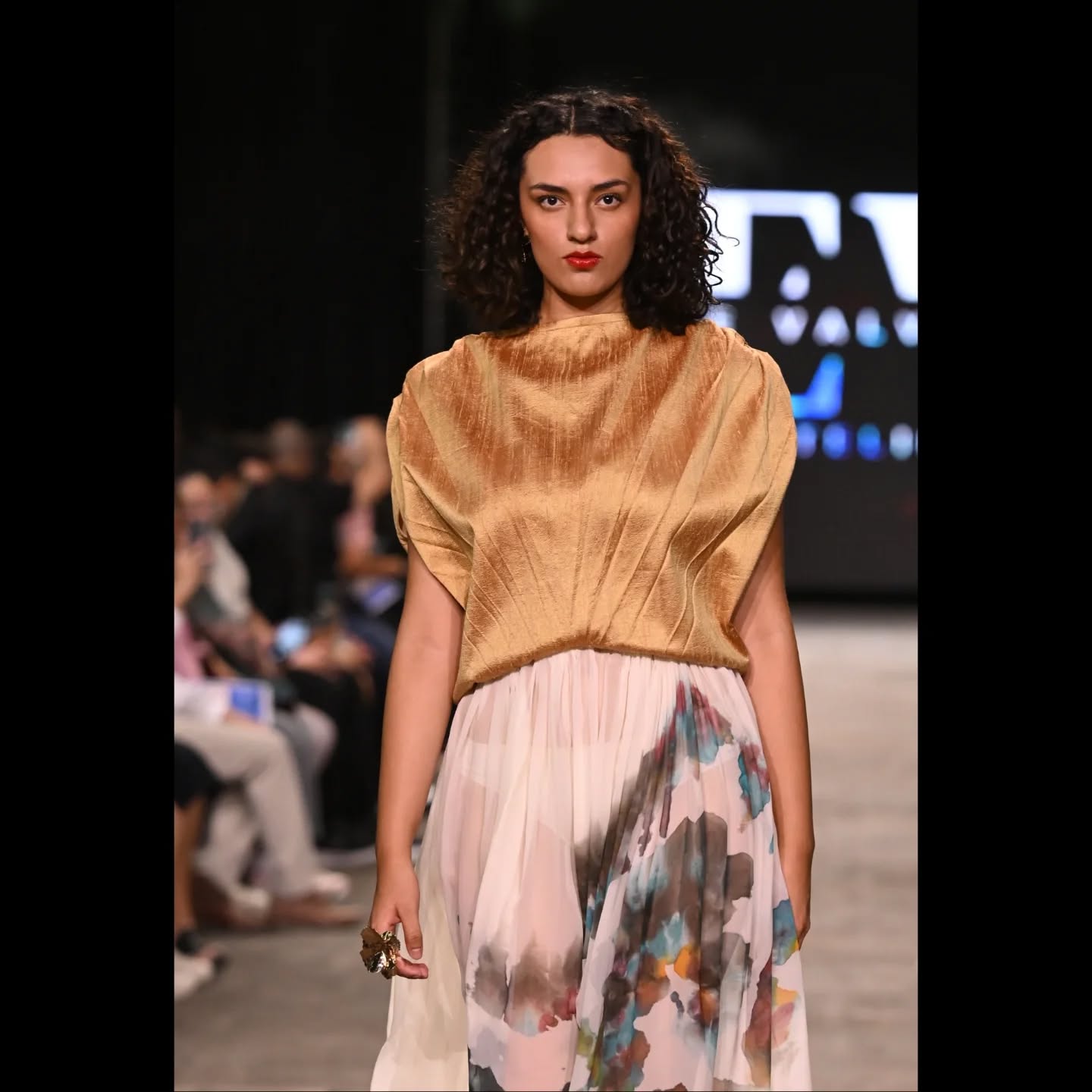 La falda es pintada a mano. Las líneas del cuerpo son construcción técnica.
Estrato es intencional.
#Estrato #EveValverdeAtelier #LujoSostenible #CRFW #HandPainted