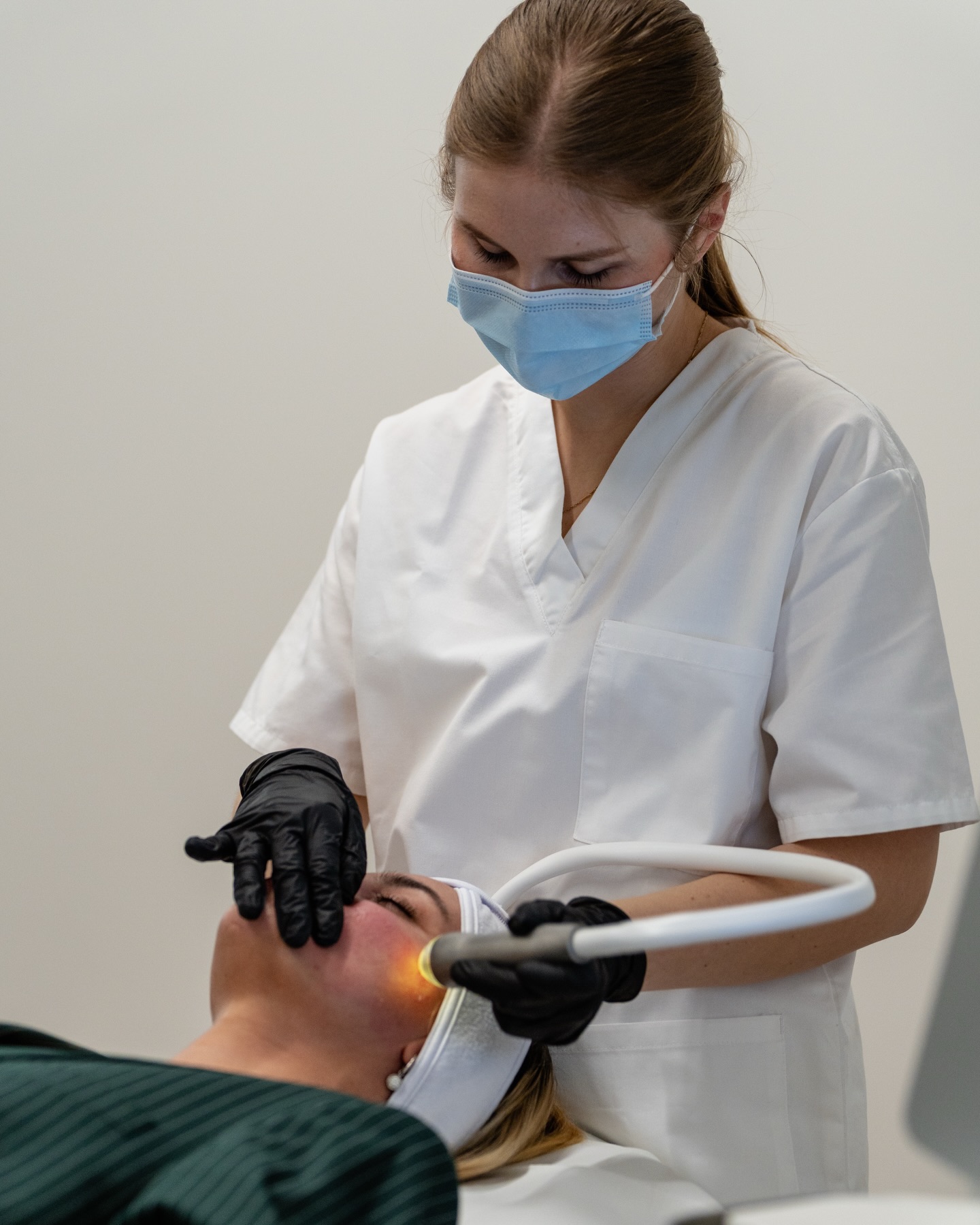 Fancy a pore reset?
Its still the best time for a summer prep.
The Aquafacial deeply cleanses, exfoliates, and nourishes the skin with nourishing serums in three steps. The result: an even complexion and maximum hydration.
•
•
Poren-Reset gefällig?
Noch ist der richtige Zeitpunkt die Haut
auf den Sommer vorzubereiten.
Beim Aquafacial wird die Haut in drei Schritten tiefengereinigt, gepeelt und mit wertvollen Seren versorgt. Das Ergebnis: Ein ebenmäßiger Teint und maximale Feuchtigkeit.
#aquafacial #evenskinglow