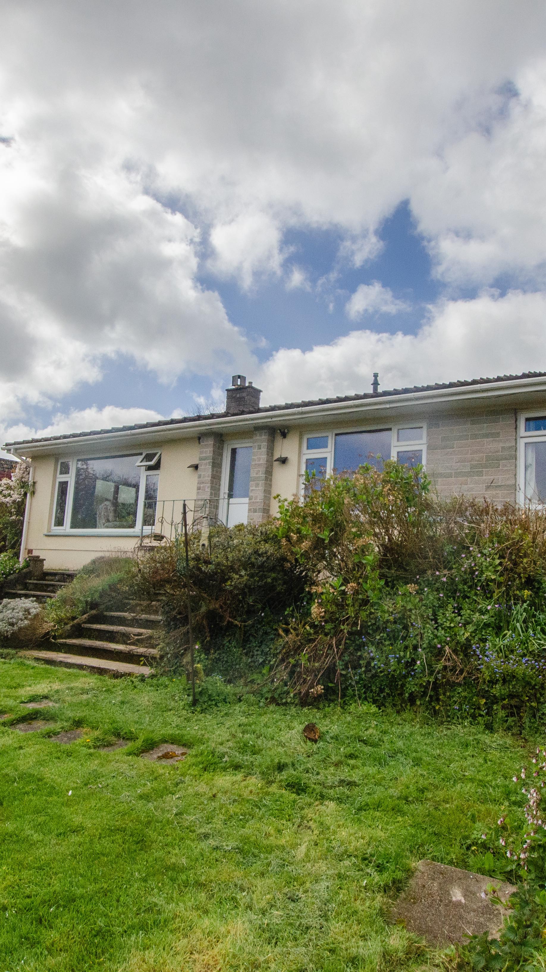 🙌 NEW TO THE MARKET 🙌
📍Coombeside, Lostwithiel
🏠 £450,000
This exceptional detached bungalow occupies one of Lostwithiel’s most coveted positions, tucked away in a wonderfully private elevated setting with sweeping views across the town and the rolling countryside beyond.
To enquire about this property, please call our Lostwithiel Branch on 01726 217888 📞
#cornwallliving #cornishestateagents #propertiesforsale