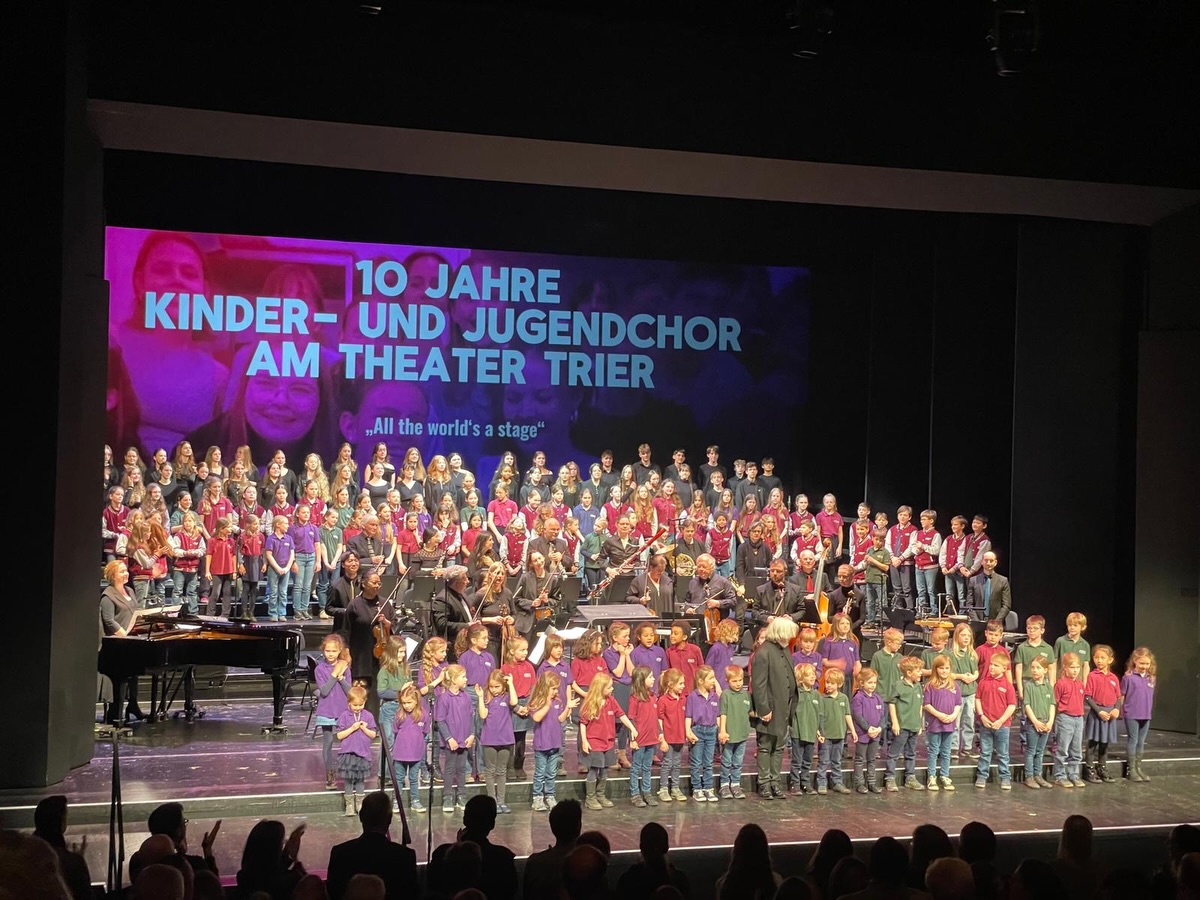 „Frag mich mal.“ 💬
Was für ein einfacher Satz – und doch steckt darin alles, was unsere Zukunft braucht.
Seit 10 Jahren wächst der Kinder- und Jugendchor am Theater Trier – mit Stimmen, die berühren, mit Mut, der inspiriert, und mit einer Gemeinschaft, die trägt. 150 junge Menschen, die uns zeigen, was passiert, wenn wir ihnen zuhören, ihnen Raum geben und an sie glauben.
Ich bin sehr dankbar, dieses Jubiläum als Schirmherr begleiten zu dürfen – und von den Kindern und Jugendlichen dafür ausgewählt worden zu sein.
Sie bringen uns zum Lachen, zum Nachdenken, manchmal auch zum Weinen – und immer zum Staunen. Und wenn sie singen „Ein Haufen Gold“, dann wird klar: Sie sind unser Gold. Ihr Herz. Ihr Verstand. Ihre Träume.
Lasst uns genau das tun: hinschauen, hinhören, nachfragen. Junge Menschen stark machen. Ihnen Bühnen geben – im Theater und im Leben. Dafür stehe ich als Bildungsminister, Politiker, Lehrer, Vater Mensch. Und arbeite aus voller Überzeugung weiter daran, die Kinder und Jugendlichen im Mittelpunkt zu haben, um sie stark zu machen. Das Theater, die Kultur sind dafür extrem wichtige Partner.
Denn Kultur ist mehr als Unterhaltung. Sie ist Bildung. Sie ist Zusammenhalt. Sie ist Zukunft. ❤️
Danke an alle, die diesen Weg seit 10 Jahren möglich machen.
#JugendStärken #trier #unserezukunft #theater #sventeuber