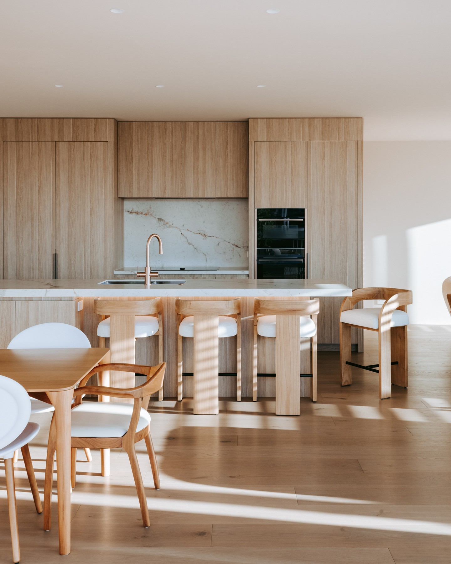 Afternoon light reveals the kitchen and dining space at the heart of this home.
The calm material palette and clean architectural lines create a setting that feels quiet and considered as the day comes to a close.
Explore Coastal Modernist via the link in bio ✨
Architecture: @carnachan_architecture
Interiors: @shawdesign.nz
Kitchen: @vekartnz
Photography: @boundlessvisionnz
#CalleyHomes #CoastalModernist #KitchenDesign #ArchitecturalInteriors #ModernCoastal #DesignAndBuild #NZArchitecture #LuxuryHome #ModernLiving #NZBuild