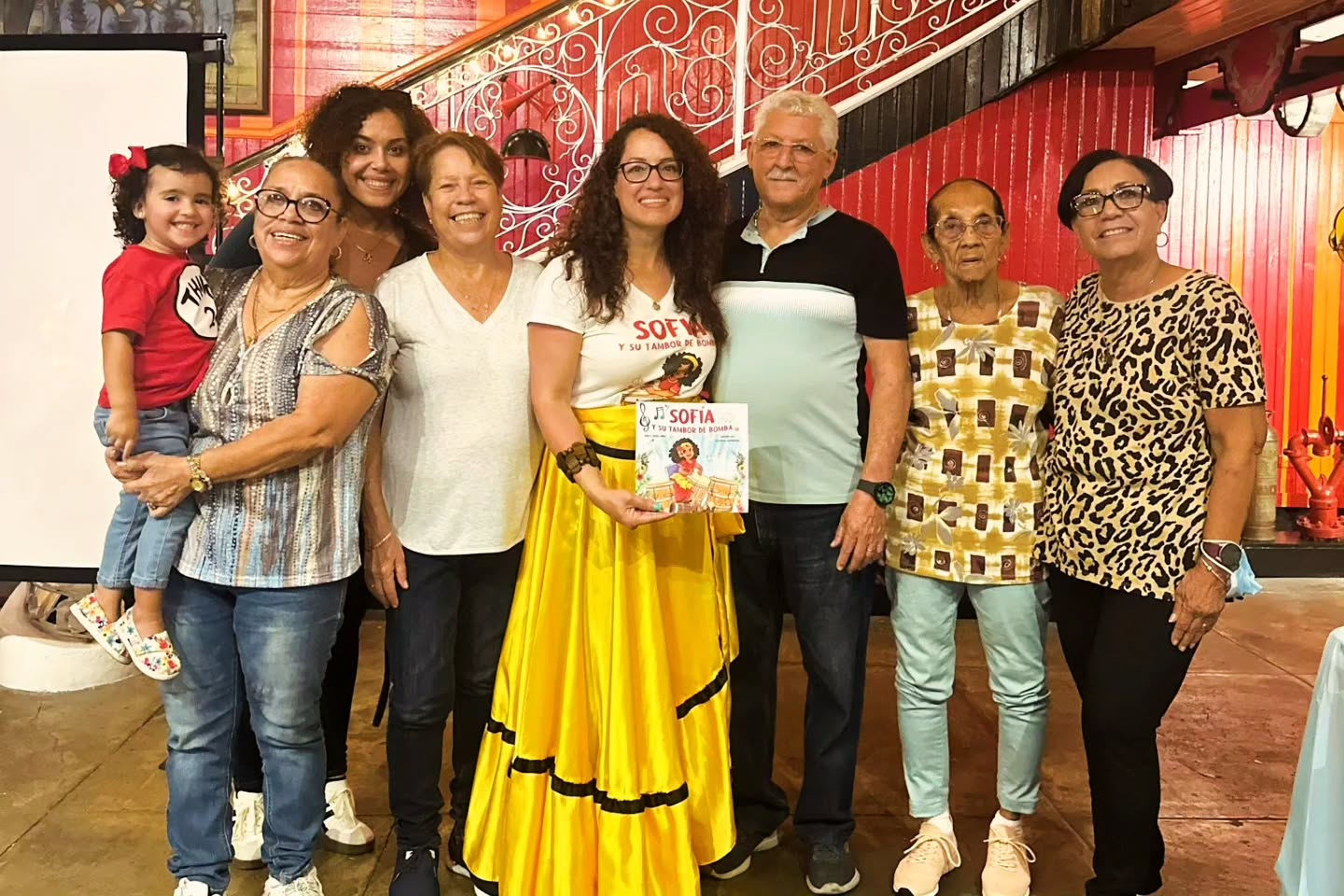 Hace un año estaba en Ponce…
rodeada de mi familia, amistades, Bomba y comunidad 🪘🇵🇷
Hay algo sobre estar en casa que te mueve de una manera especial, y te recuerda por qué haces este trabajo. La historia, la gente, la energía… se crean memorias que regresan conmigo y me ayudan a reafirmar mi misión. Gracias a todos los que dijeron presente, de cerca y de lejos... fue un día muy emotivo para mi ❤️🖤 A la Escuela de Bomba y Plena Isabel Albizu Dávila @ebpia_pr y a mis querendonas de @semillacultural, y al Municipio de Ponce @ciudaddeponce siempre agradecida 🙏🏼
Mirando atrás, entiendo que ese momento es parte de algo más grande... Tengo 3 sorpresas muy especiales de Sofía que pronto compartiré… 🪘
…y una de ellas será en Puerto Rico 🇵🇷
Pronto les cuento… ✨
#LibroInfantil #LecturaEnVozAlta #PoncePR #BombaPuertorriqueña