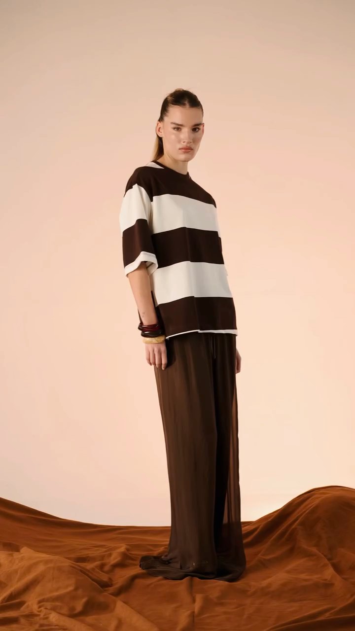 Toni profondi, texture materiche.
Scopri di più su su madein1982shop.com
#madein1982 #modadonna #madeinitaly