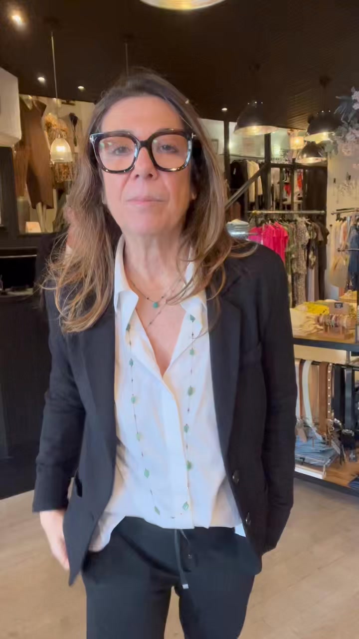 🌸BikinisBoutique🌸
Presentation avec Flo , ma new partner ! 🥳🥳 pour la saison.
La sister est partie vers d’autres horizons…
Aujourd’hui on porte les nouveaux pantalons RaffaelloRossi avec notre veste iconique Repeat .
Flo 🌸
https://www.bikinisboutique.fr/product-page/pantalon-mayla-jogg-raffaellorossi
Pantalon 180€
https://www.bikinisboutique.fr/product-page/blazer-noir-repeatcashmere
Veste 215€
https://www.bikinisboutique.fr/product-page/teeshirt-molly-one-tee
Teeshirt 65€
https://www.bikinisboutique.fr/product-page/steven-gold-premiata
Basket 300€
Nath 🌸
https://www.bikinisboutique.fr/product-page/pantalon-clia-raffaellorossi
Pantalon 170€
https://www.bikinisboutique.fr/product-page/blazer-noir-repeatcashmere
Veste 215€
https://www.bikinisboutique.fr/product-page/chemise-a-line-repeat-cashmere-1
Chemise 240€
https://www.bikinisboutique.fr/product-page/steven-gold-premiata
Basket 300€
https://www.bikinisboutique.fr/sharing
Rahkime 60€/120€/175€
Bonne journée 🤍🤍
https://www.bikinisboutique.fr/
🛍️🛍️🌸🌸🛍️🛍️
n’oubliez pas le service VAD 📦
✨✨✨✨✨
🌸🌸
🌸 La boutique est ouverte 🌸🌸7/7 du lundi au dimanche
🩷🩷10h-12h30/14h30-18h30🩷🩵
🌸
Expédition 🚚 📦 partout
Posez nous vos questions !
Paiement à distance
Paiement x3 PayPal
Rdv FaceTime possible.