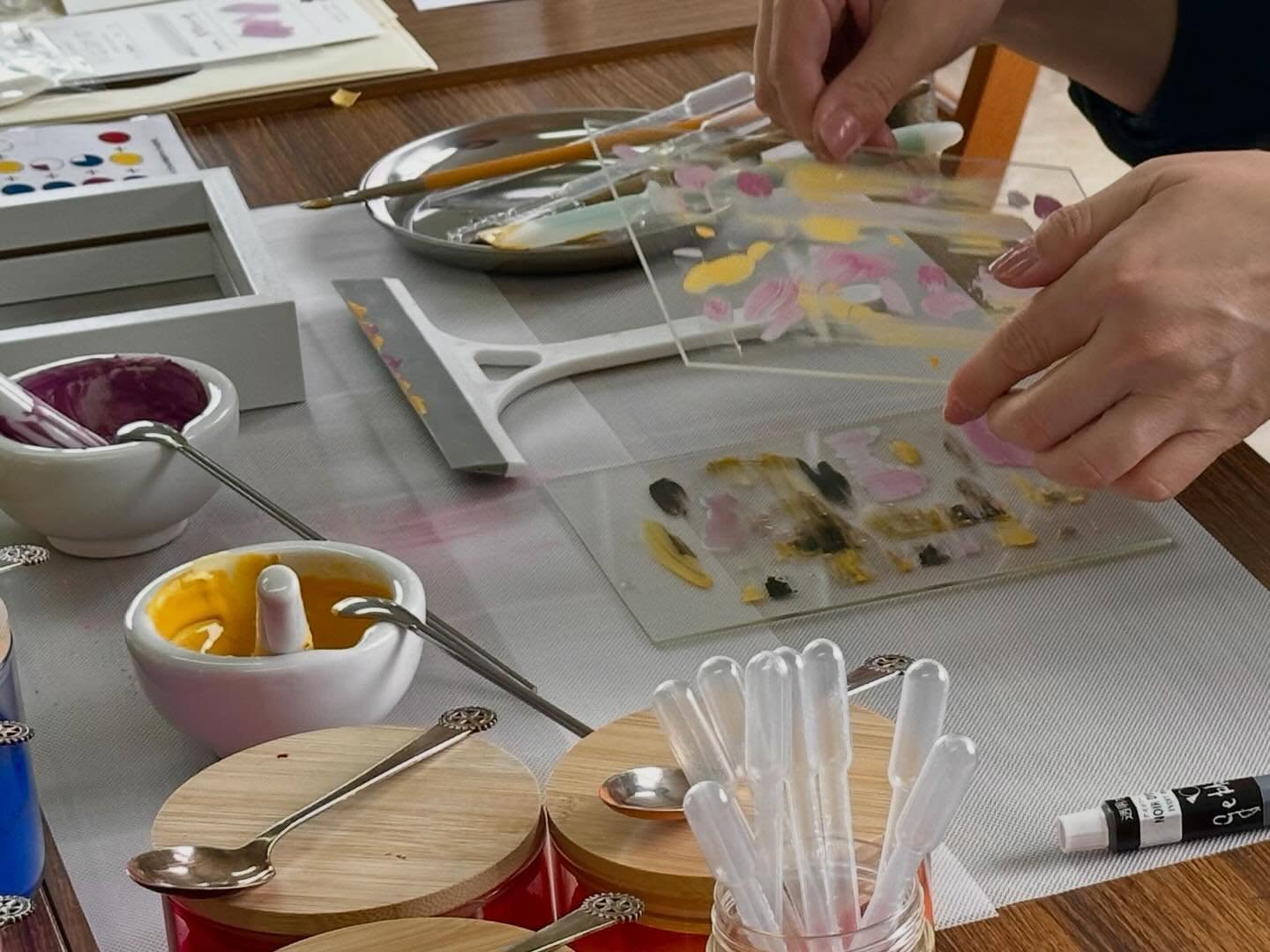 
〜マイカラー・ラボ 9カラーズ〜
大人気のワークショップ
マイカラー・ラボは今月から新たに
9カラーズが登場しました!
マイカラー・ラボ 3カラーズは基本の3原色、赤、青、黄の顔料を使って透明水彩を作ることができます。
そして、マイカラー・ラボ 9カラーズでは月光荘の絵の具に実際に使用している顔料から9色を使って透明水彩絵の具作り。
3原色では難しい、淡いパステルカラーや深みのある色も作ることができます🤗
こちらのワークショップは講師のサポートつき。
HPから事前予約の上、ご来店ください!
作った絵の具はアクリル板に自由にのせて
世界でひとつ、あなた色の絵の具を使った
アートワークをつくります。
ご家族やお友だちとわいわい
お話ししながら、ご参加いただけます。
〜マイカラー・ラボ〜
🌈9 カラーズ
※予約必須
▪️日時: 3/13,14,20,21,27,28
▪時間:12:30-14:00(90分)
▪️参加費:¥6,600〜
▪HPから事前申し込みの上ご参加ください
🌈3カラーズ
▪️ファルべの営業日はいつでもご参加できます。
▪️参加費:2,200円(税込)
※予約不要!混雑時はお待ちいただく場合がございます。
ーーーーーーーーーーー
〜月光荘ファルベ 生演奏の夕べ🎻〜
▪日付:2026年4月4日(土)25日(土)
▪時間:①15:00〜②16:00〜
▪参加費:ワンドリンクオーダー
紅茶とスコーンを頬張りながら贅沢な生演奏BGMが月光荘ファルベで奏でられます。絵の具工場で過ごす、優雅な午後を。
📯月光荘ファルベで生演奏をしてくださる音楽家の方を随時募集しております。詳細はHPへ。
〜レディースバレエ•ストレッチクラス🩰〜
▪日付:2026年4月18日(土)、19日(日)
▪時間:13:00-14:00
▪参加費:¥1500
▪HPから事前申し込みの上ご参加ください
〜マイカラー・ラボ〜
🌈3カラーズ
▪️参加費:2,200円(税込)
▪️ファルべ営業中はいつでも体験可・予約不要
▪️最終受付:閉店の1時間前
月光荘の絵の具工場で実際に使用している顔料とバインダーを使って、参加者自らの手で水彩絵の具を練り上げます。
🌈9カラーズ
※予約必須
▪️日時: 3/4,5,11,12,18,19,25
▪時間:12:00-13:30(90分)
▪️参加費:¥6,600〜
▪HPから事前申し込みの上ご参加ください
基本の三原色を含む全9色の顔料から、オリジナルの水彩絵の具を2色制作します。完成した絵の具を使ってアクリル板に色を重ねて世界にひとつ、あなた色でつくるアートワークを仕上げます。
〜いろあそび・ラボ〜
🌈クレヨンや色鉛筆
喫茶に常設している画材クローゼットには無料で使える色鉛筆やクレヨンなどがぎゅっと詰め込まれています。スイーツを頬張りながら、大人も子どもも、気軽にお絵かきを楽しめます。
もしお気に入りの絵が描けたら、その場で存在感たっぷりの丸い缶バッジにすることもできます。今日の思い出を残せるアート体験はおひとつ¥1,100。
◾️ファルべ営業中はいつでも利用可・予約不要
〜🍿フライデーシアター〜
◾️毎週金曜日
▪️場所:月光荘ファルべ/喫茶スペース
▪️¥ワンドリンクオーダー
毎週金曜日、ファルベは「街の映画館」に変わります。パブリックドメインの懐かしの名画からアニメ映画まで、多彩な上映作品をご用意。月光荘ファルベならではの音にこだわった豊かな音響空間で、映画とおしゃべりを肴に、特別な週末の幕開けをどうぞ。
ーーーーーーー
📯月光荘ファルべ📯
埼玉県入間郡三芳町竹間沢324-6
金・土・日 11:00-17:00
※L.O.16:30
※営業日の変更はInstagramにてお知らせします
※最寄駅:東武東上線みずほ台駅
※近くに有料駐車場もございます
※キャッシュレス決済のみ
ーーーーーーー