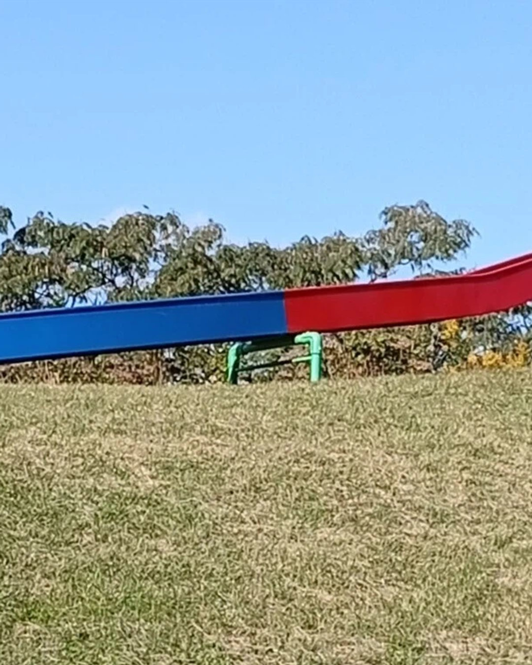 チネイザンプロジェクト通信vol.56
※前週のメルマガをご紹介します。
今号担当、新潟のめいです。
先日、子どもが通う保育園で廃園の説明会がありました。
理由は「子どもの数が少なすぎるため、近くの園と合併する」というもの。
この保育園は、私自身も通っていた場所で、
30年前は、1クラス25人ほどいました。
それが今では、長女のクラスはたった4人。
コロナ以降、少子化はさらに加速し、
子どもの数は目に見えて減っています。
日本の出生数も毎年過去最低を更新し、このままいくと、
50〜60年後には日本人がいなくなるという見方もあるそうです。
子どもを持つかどうかは、自由な選択です。
出産がすべてではないし、実際の子育てはとても大変。
時間もエネルギーも使うし、思い通りにならないことばかりです。
そう考えると、「産まない」選択も、ひとつの生き方だと私は思います。
ただ一方で「本当は子どもが欲しいのに、なかなか授からない」
そんな悩みを抱えている方も多くいらっしゃいます。
現代は、いわゆる“社会毒”と呼ばれるものが多く、
知らず知らずのうちに生命力を削がれているます。
食べ物、電磁波、SNS、薬…。
これら便利なものは、私たちの【骨盤底筋】を緩ませます。
現代的な暮らしをしている人の多くは骨盤底筋が緩んでいます。
骨盤底筋が緩むと何がアカンのかと言えば、
オシッコを我慢できず漏らす
尿もれ、便漏れをする
生理が辛い
更年期が辛い
子宮脱、膣脱のリスクがある
射精コントロールができない
他にも挙げればキリがないです。
骨盤底筋は上記のようなトラブルを防ぐのは勿論ですが
【氣】の漏れを防ぐのにもひと役買っている筋肉。
骨盤底筋を鍛えることで、エネルギーが漏れ出るのを防ぎ、
内側で氣を増幅させ、元氣、活力、豊かさをもたらすことができます。
タオのトレーニングは、骨盤底筋を鍛え、
氣を漏らさないことを徹底的に行います。
小周天然り、セクシャルプラクティス然り。
続きはNoteでご覧いただけます。
➡Note タオ・インストラクター Union